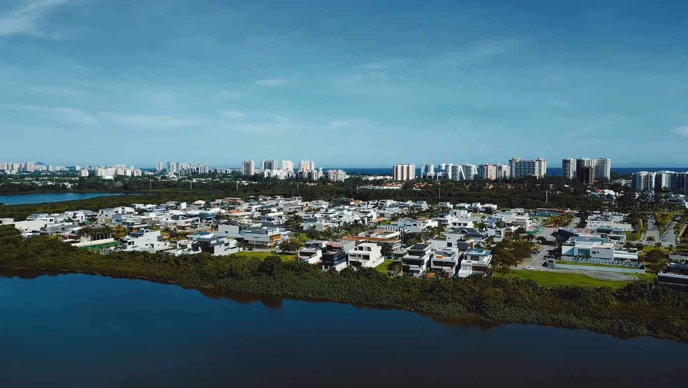 Vista aérea das casas do Alphaville Barra da Tijuca entre a Lagoa de Jacarepaguá e o mar