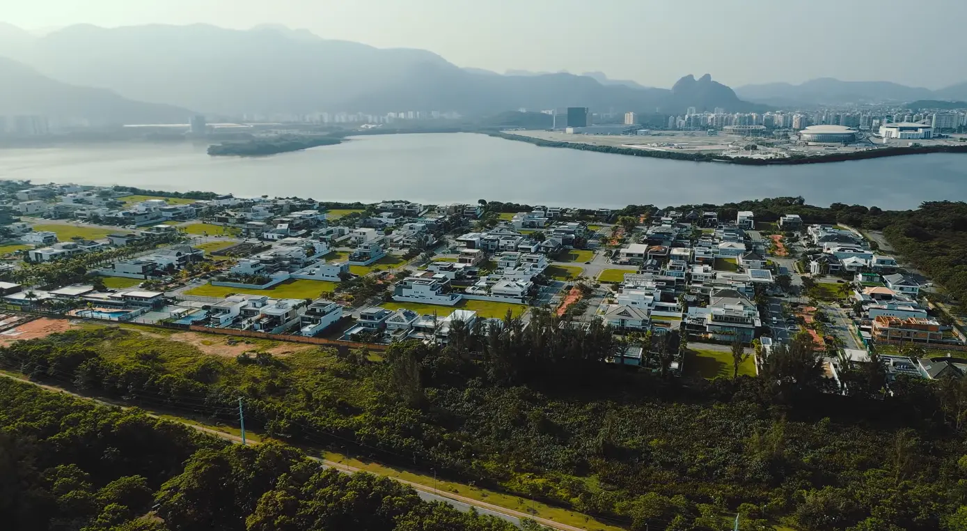 Loteamento Alphaville Barra da Tijuca com a Pedra da Gávea e o Maciço da Tijuca ao fundo
