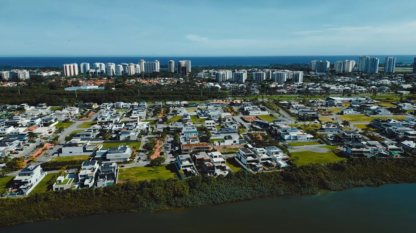 Panorâmica do Alphaville Barra da Tijuca com a orla e os prédios da Av. Lúcio Costa ao fundo