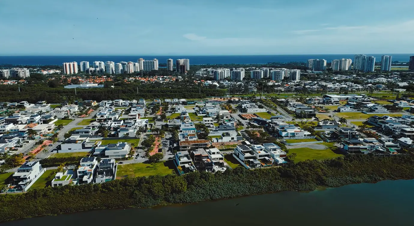 Quadras internas e ruas arborizadas do Condomínio Alphaville na Barra da Tijuca