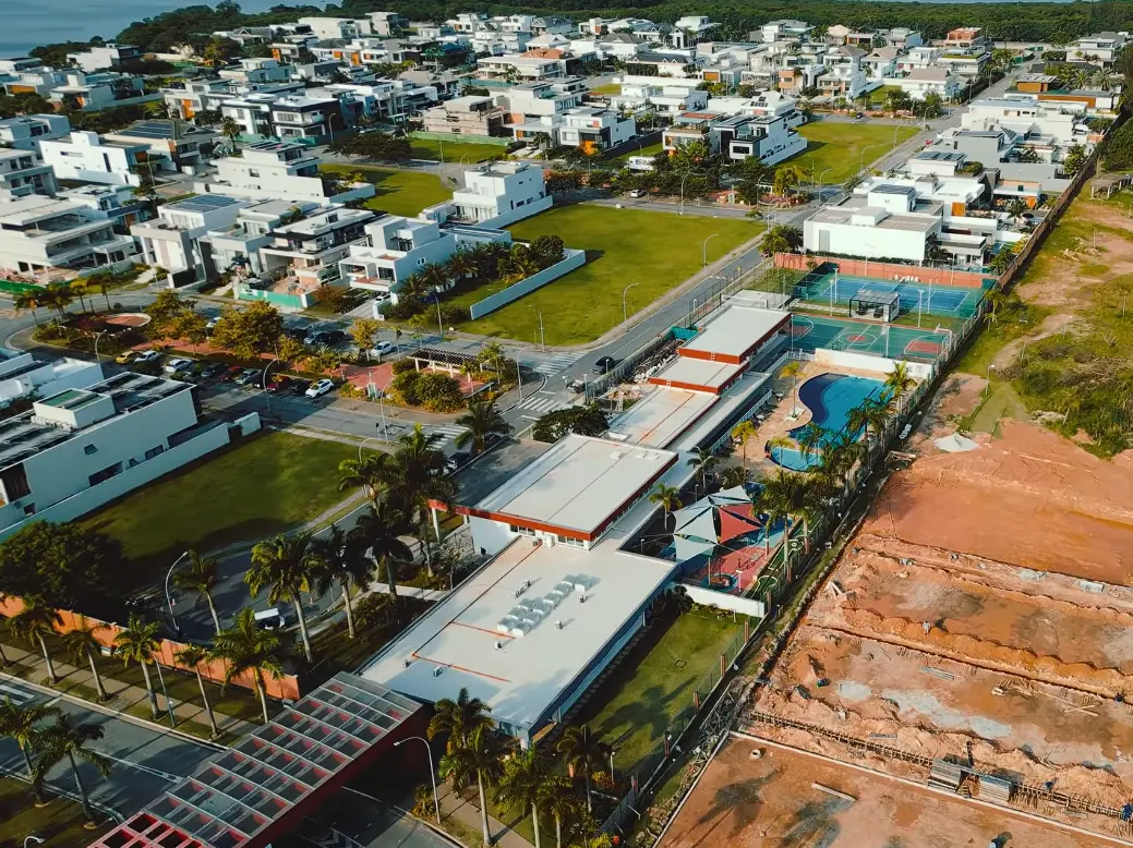 Club House do Alphaville Barra da Tijuca com piscina, quadras de tênis e poliesportiva