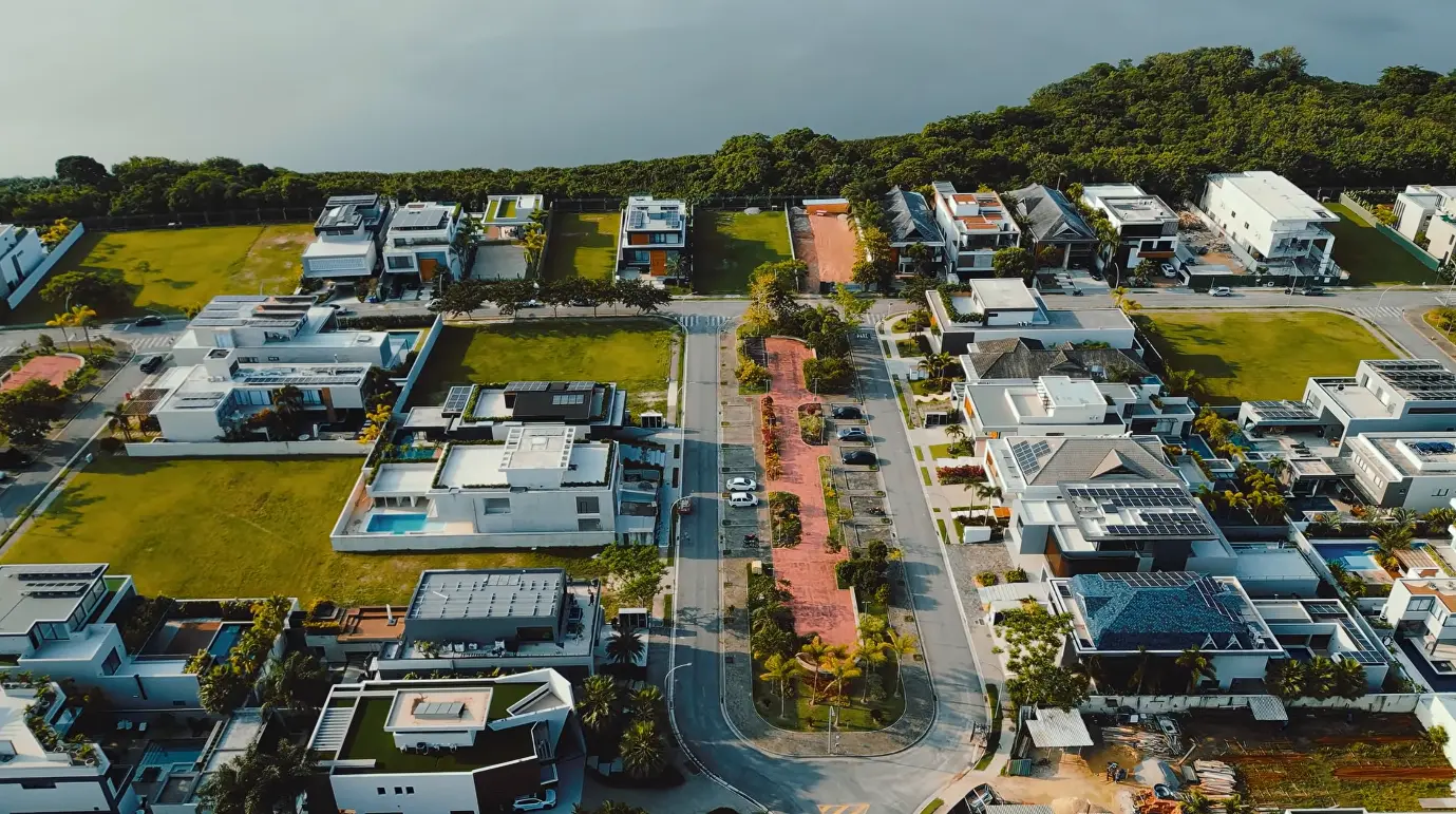 Ruas internas do Alphaville Barra da Tijuca com casas contemporâneas e lotes ajardinados