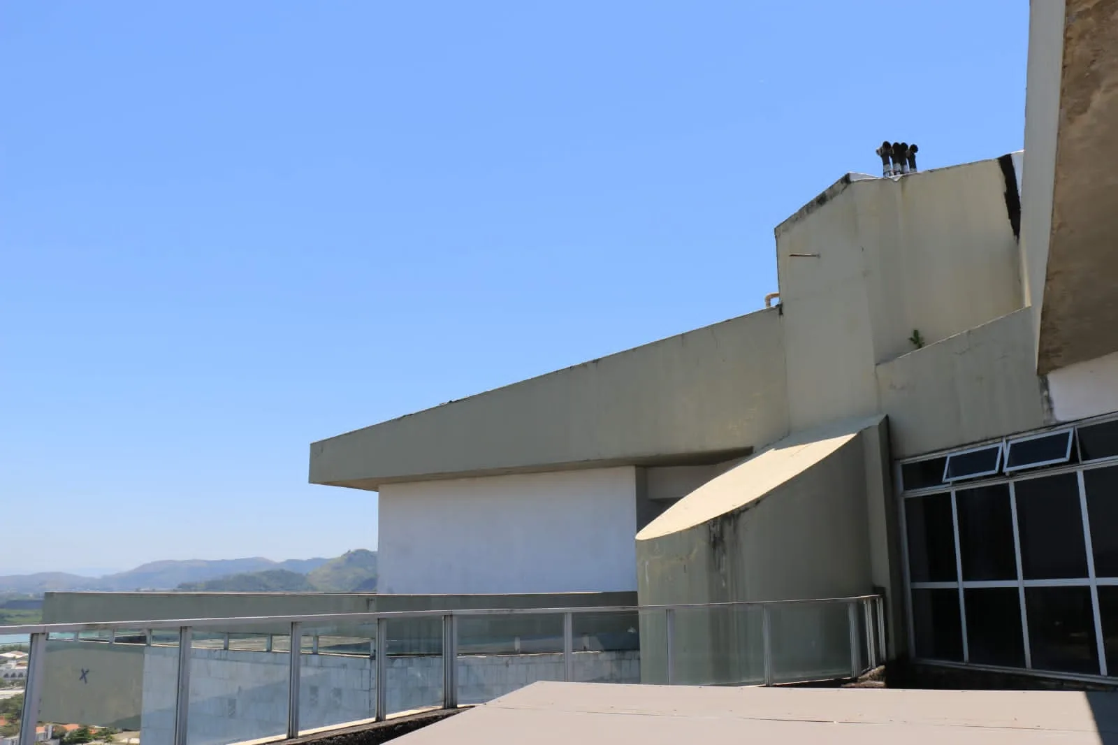 Estrutura externa da cobertura com guarda-corpo em vidro