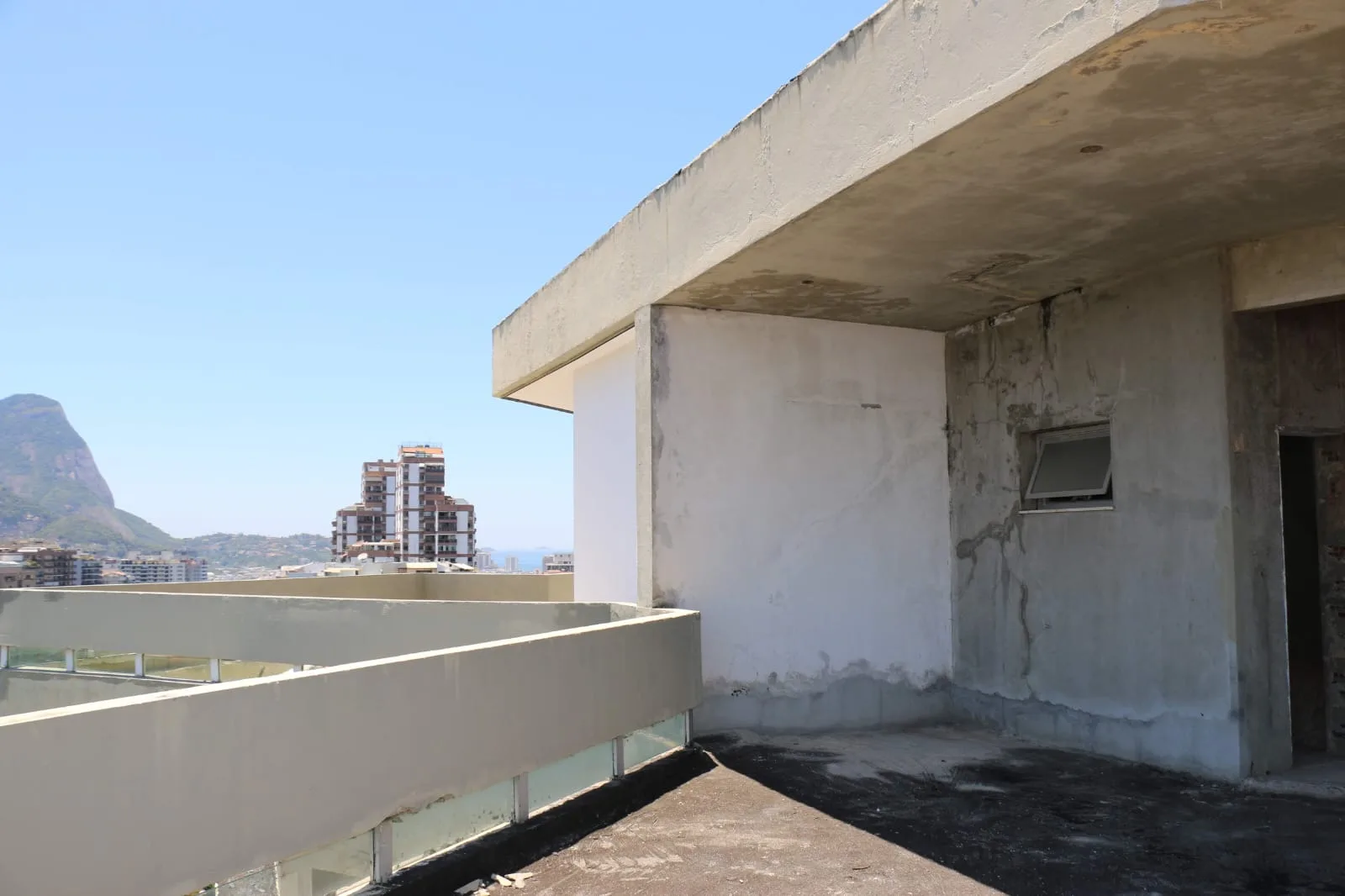 Varanda com vista para a Pedra da Gávea e mar