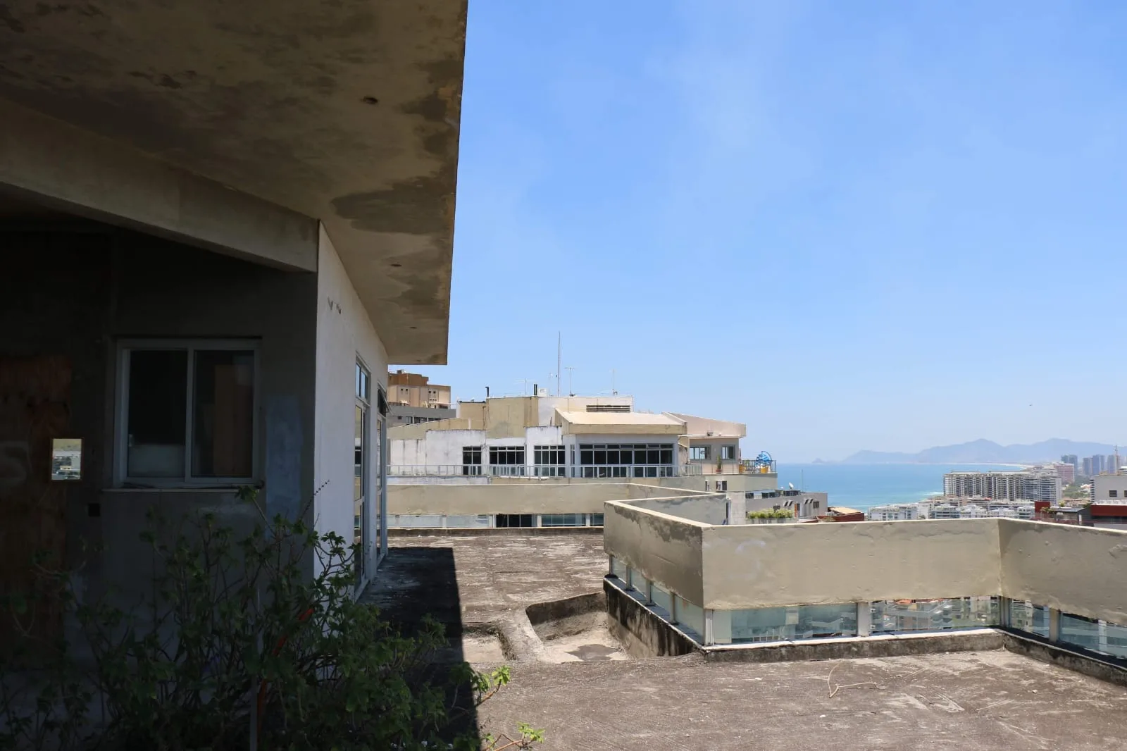 Terraço com vista mar e prédios da orla