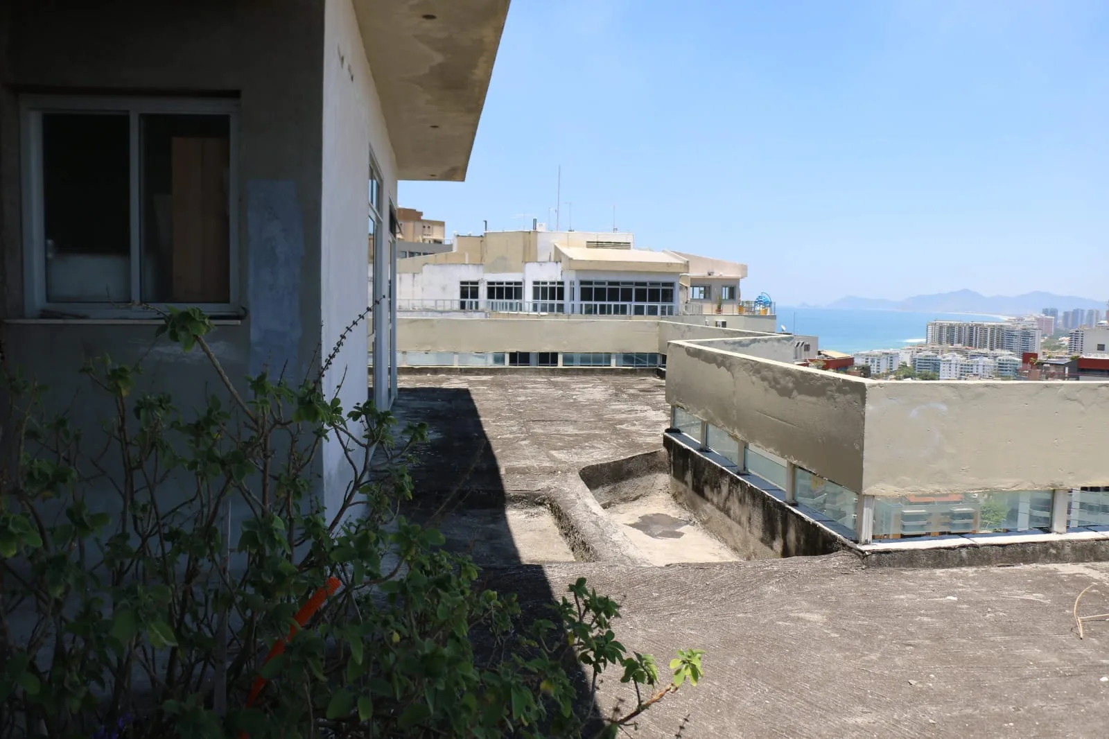 Terraço lateral com vista mar e vegetação
