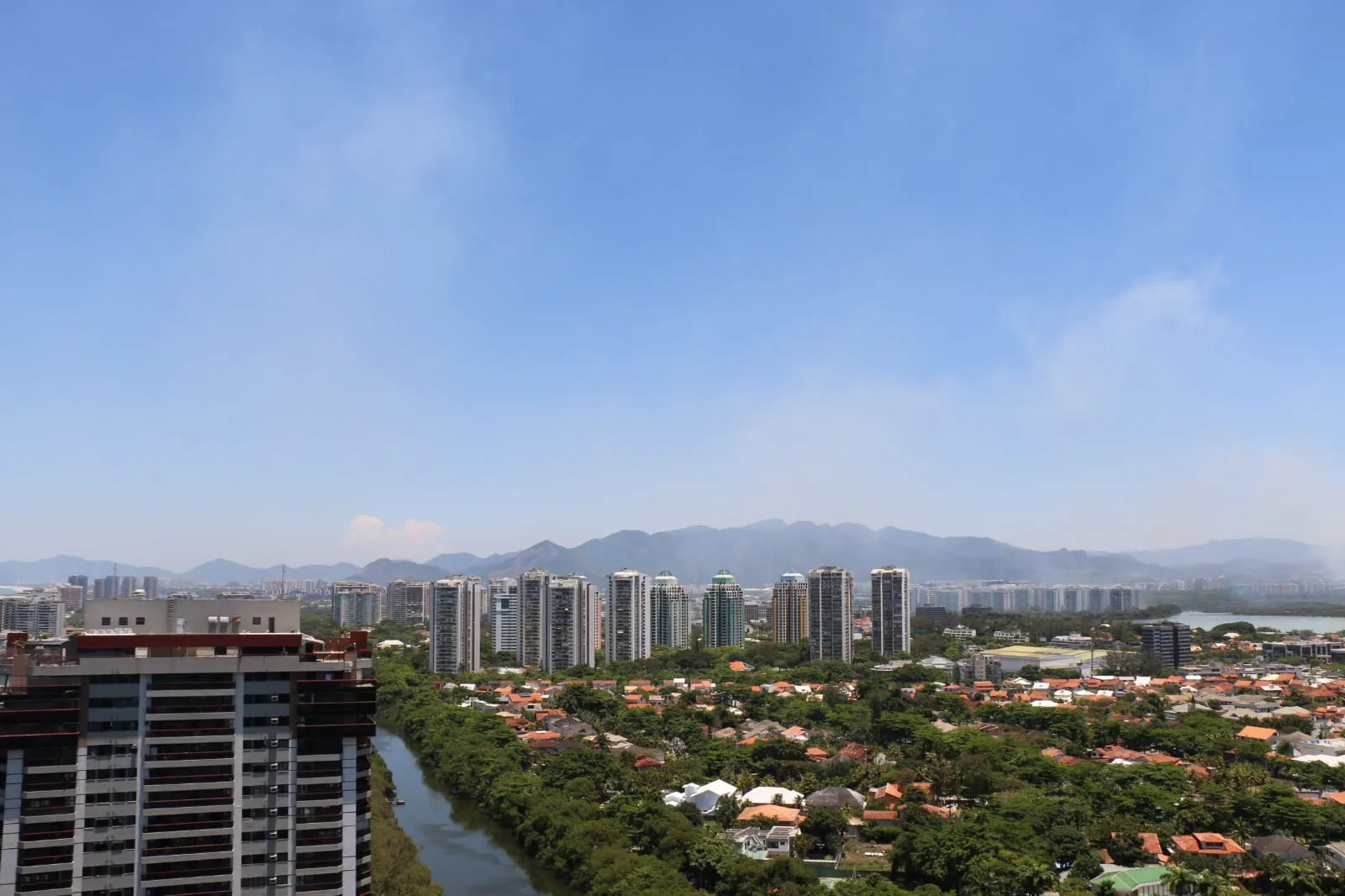 Vista das montanhas e canal da Barra da Tijuca