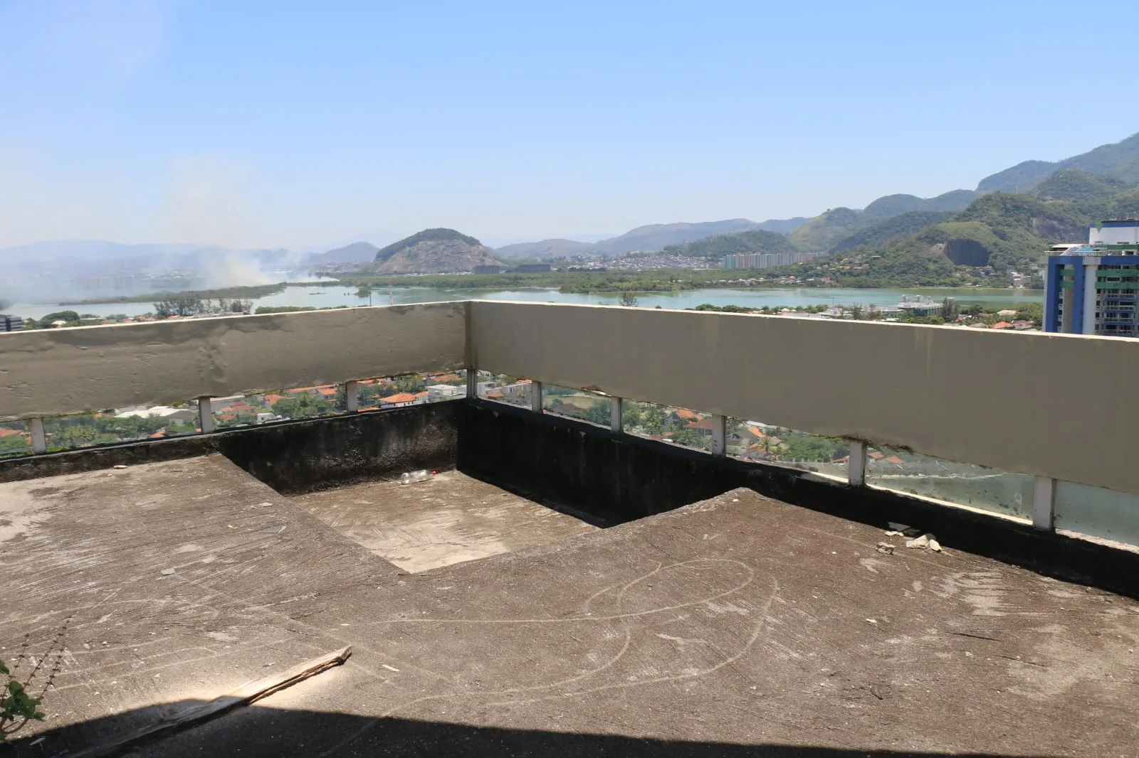 Terraço com vista lagoa e montanhas