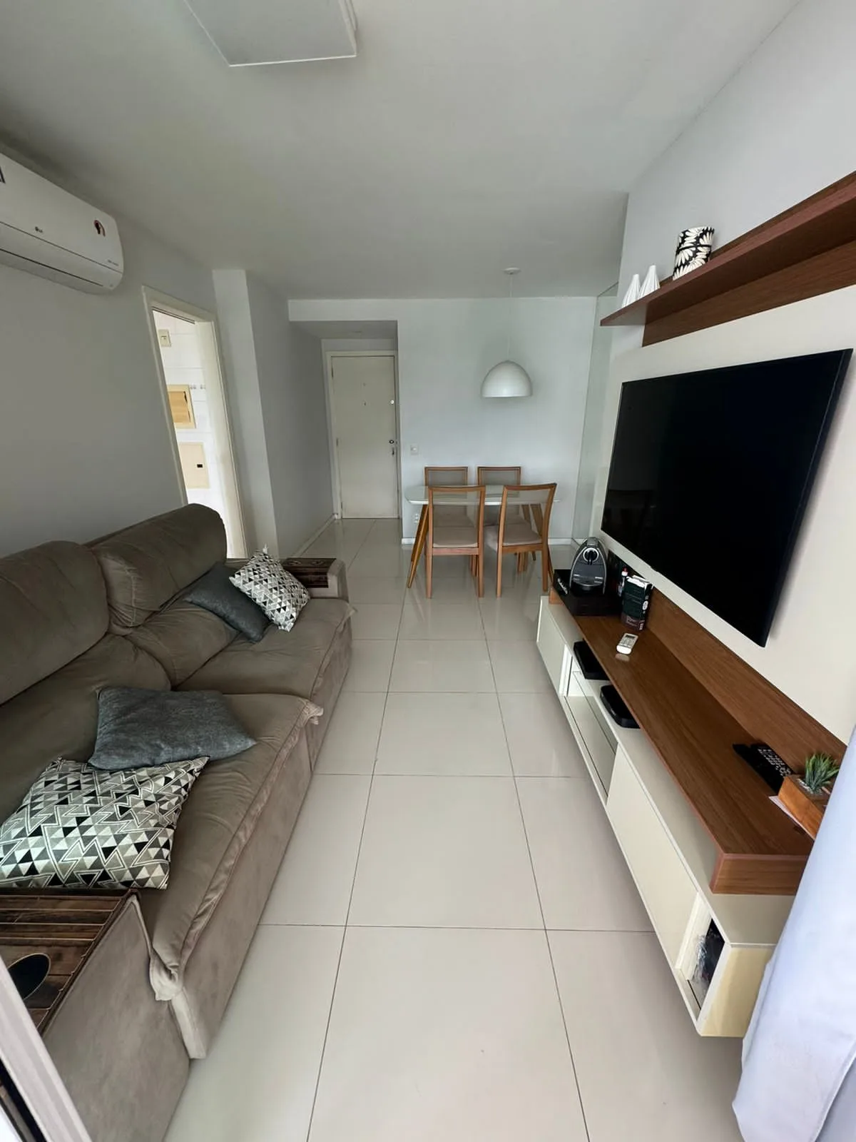 Sala de estar e jantar mobiliada com painel de TV