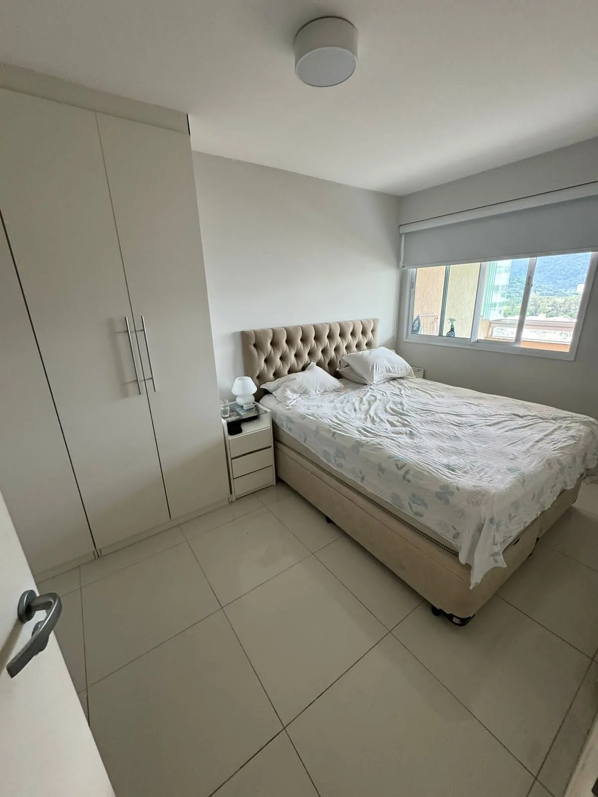 Quarto mobiliado com armários planejados e vista para as montanhas