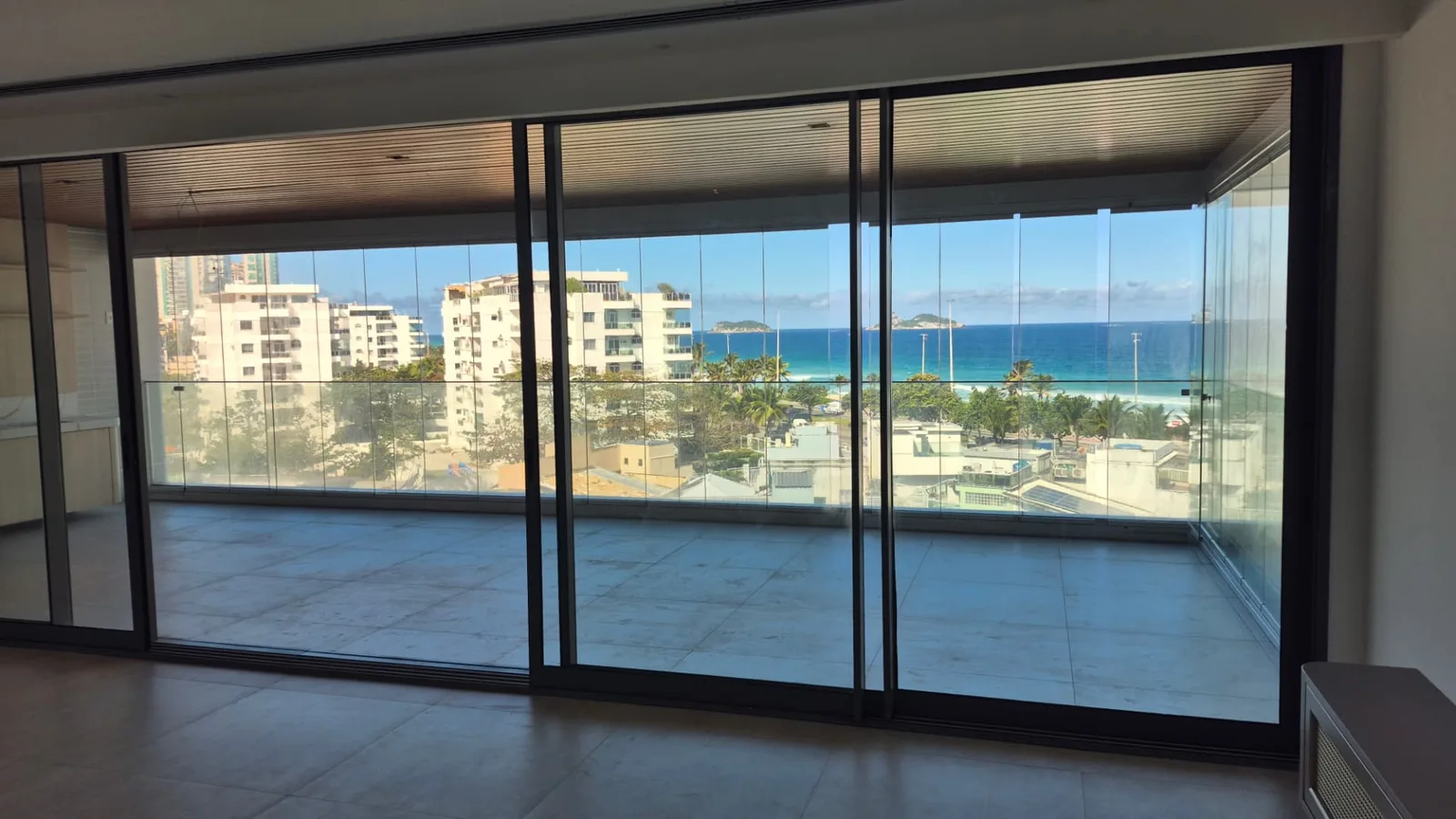 Frontal Mar 318m² · 4 Suítes