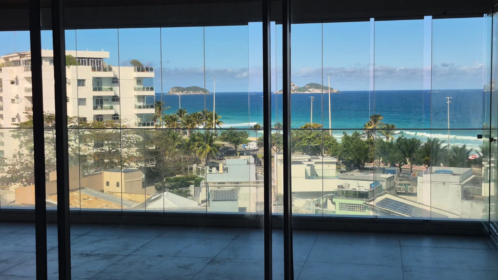 Vista frontal para o mar e as Ilhas Tijucas a partir da sala do apartamento no Cyano Exclusive