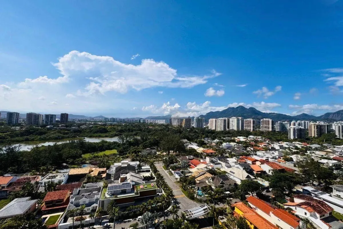 Vista panorâmica da Barra da Tijuca com lagoa e montanhas