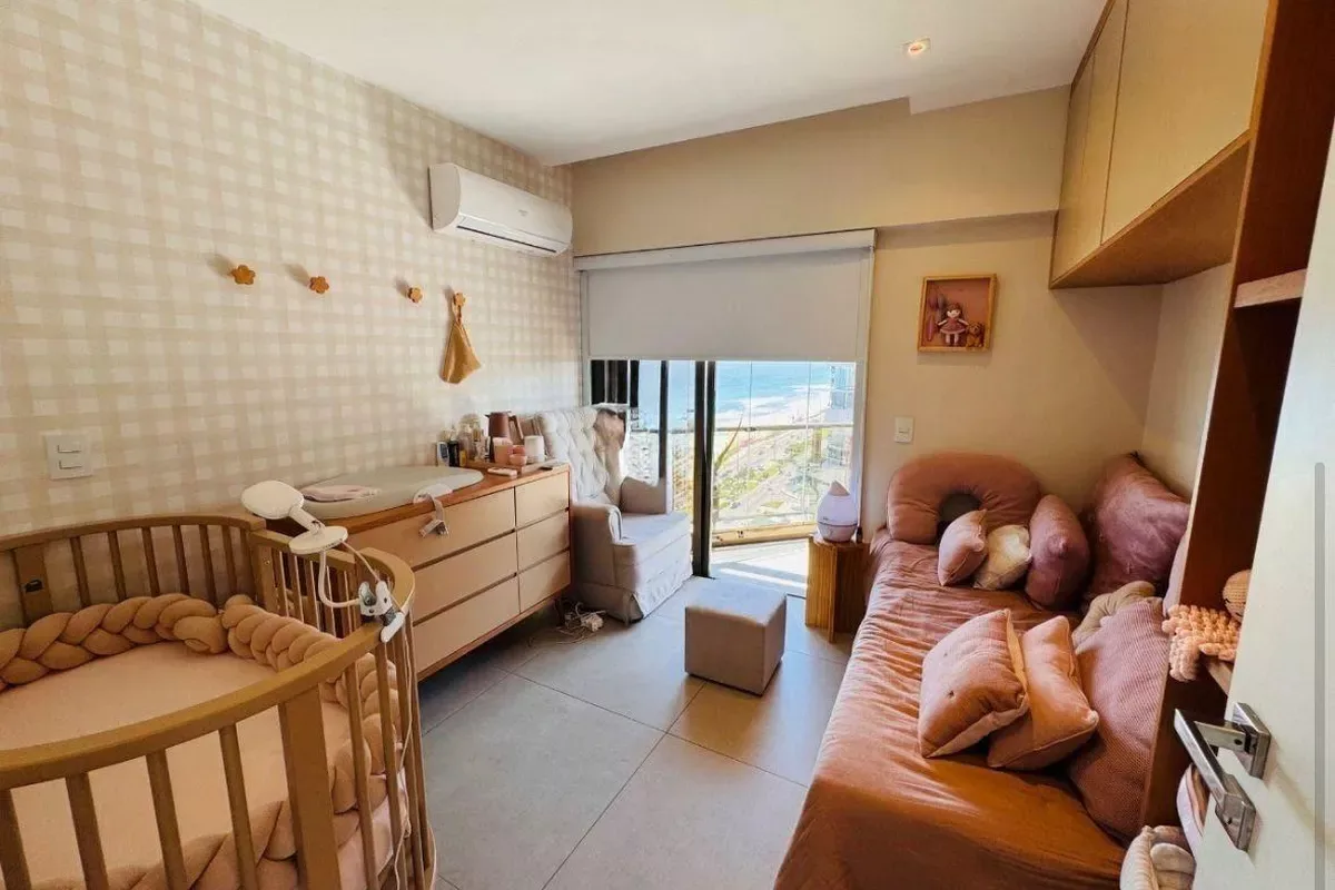 Segundo quarto com vista mar e decoração aconchegante