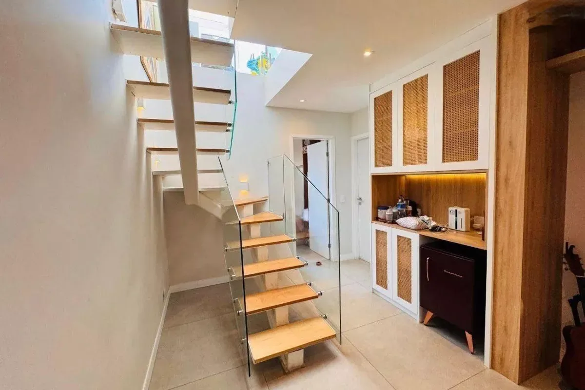 Escada interna do duplex com guarda-corpo em vidro