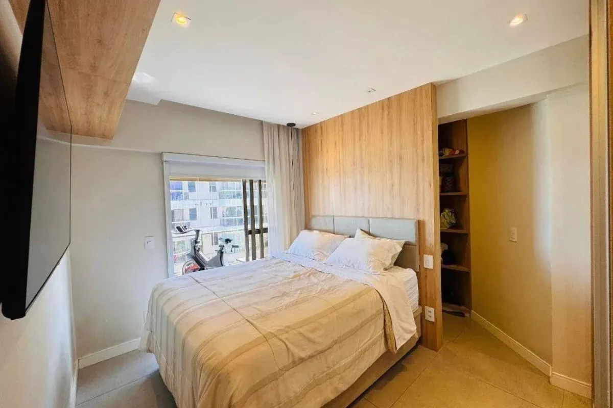 Quarto com TV e varanda com vista