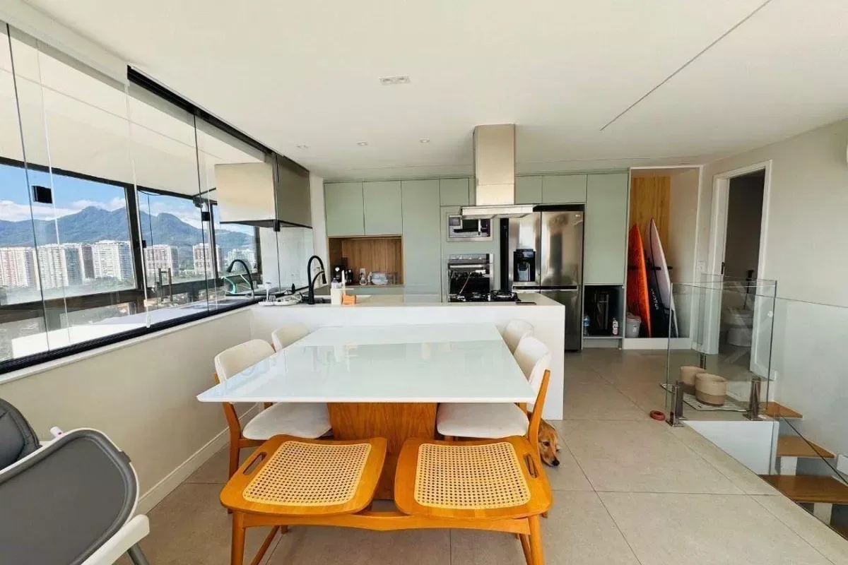 Cozinha gourmet integrada com sala de jantar e vista para montanhas