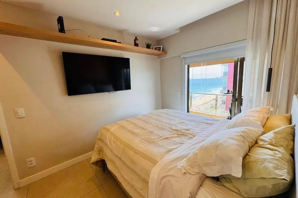 Suíte com TV e vista frontal para o mar