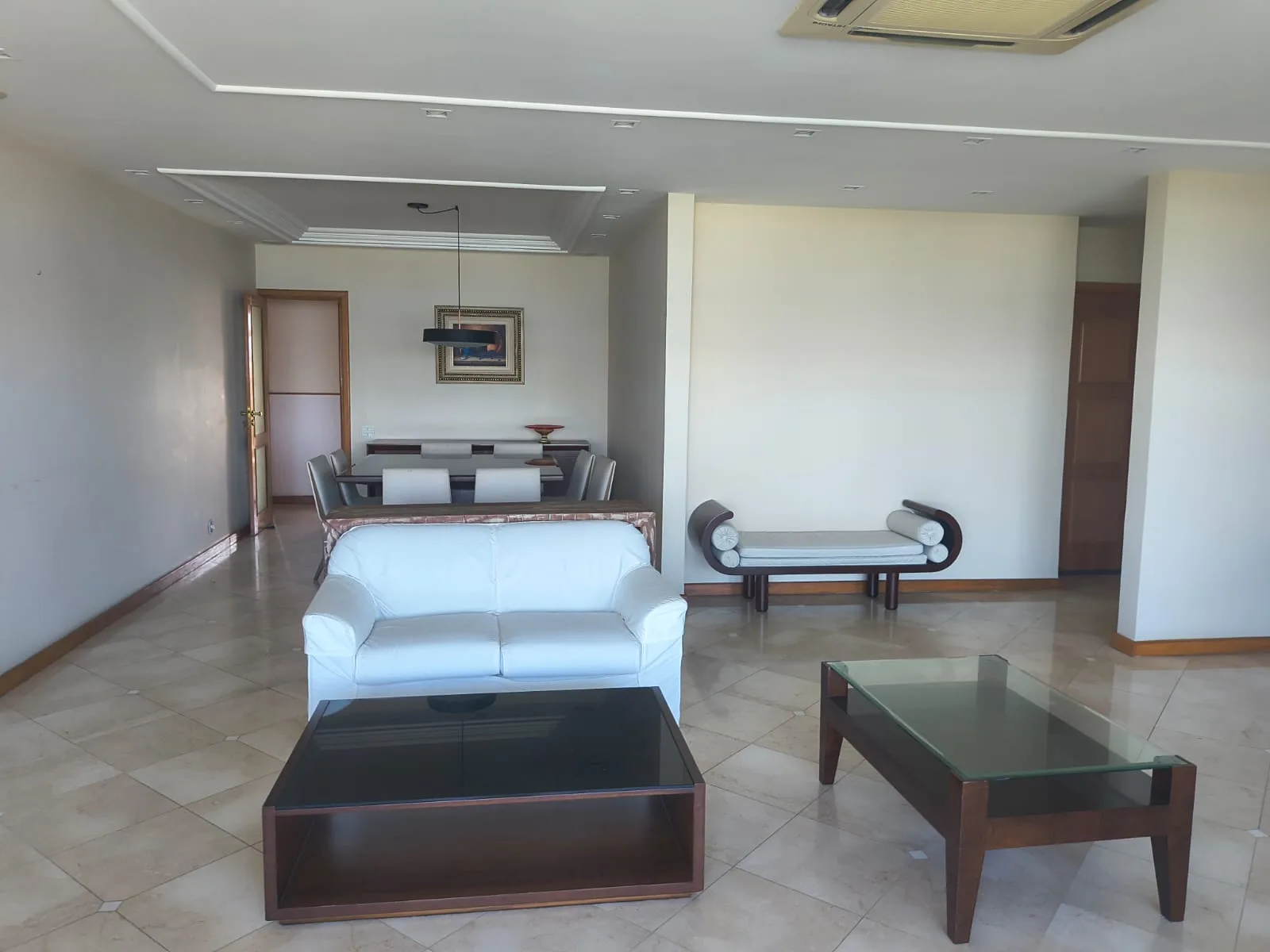 Sala ampliada com sala de jantar e área de estar em mármore Carrara