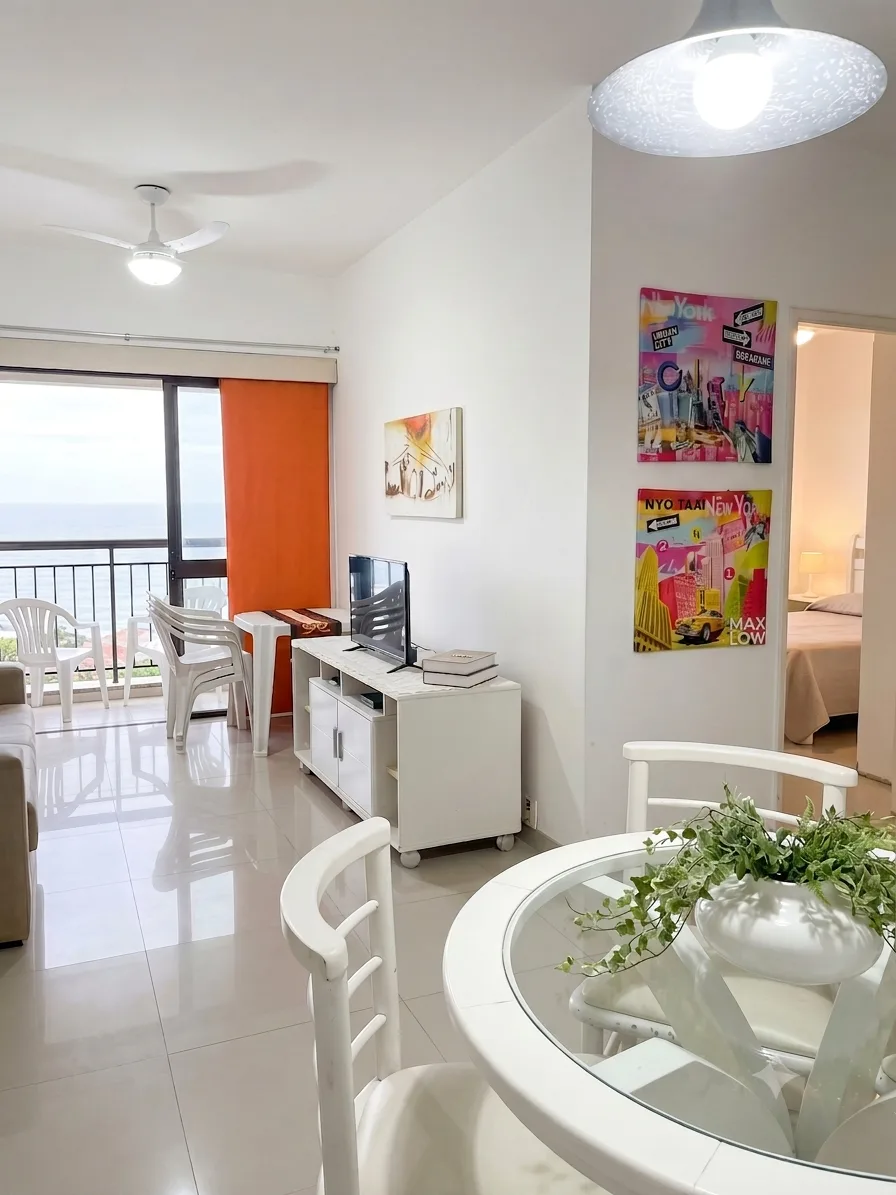 Sala integrada com varanda frontal ao mar no Posto 7 da Barra da Tijuca