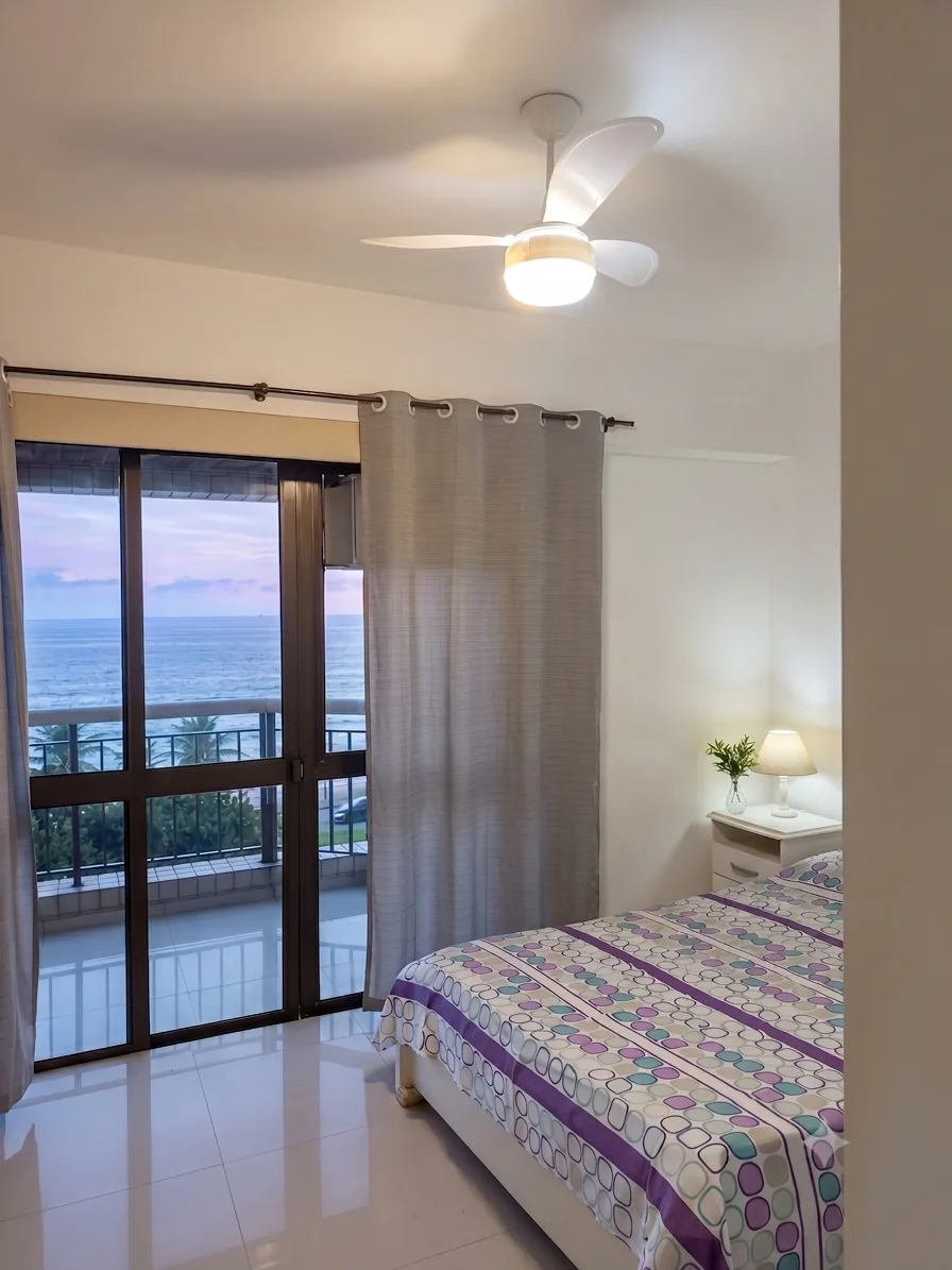 Quarto com vista frontal para o mar e ventilador de teto