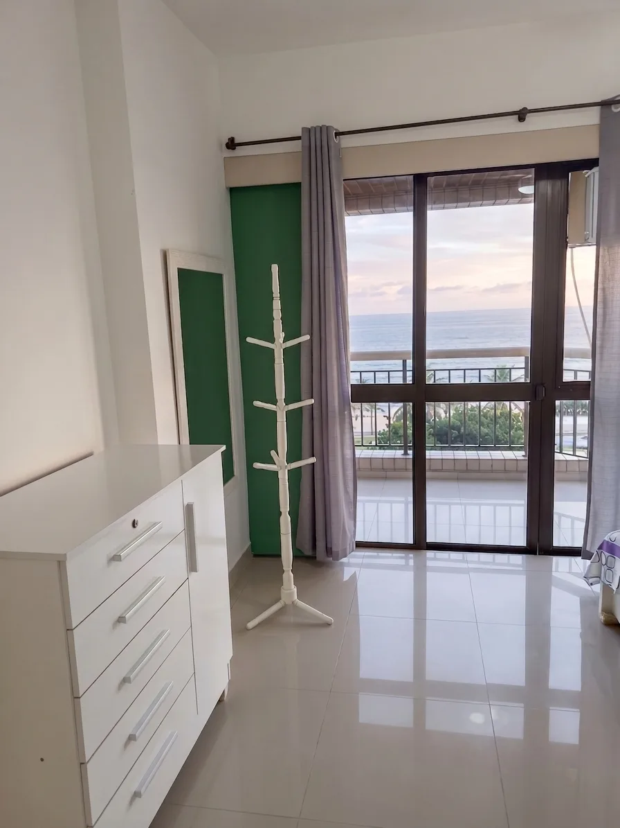 Segundo ângulo do quarto com sacada frontal mar