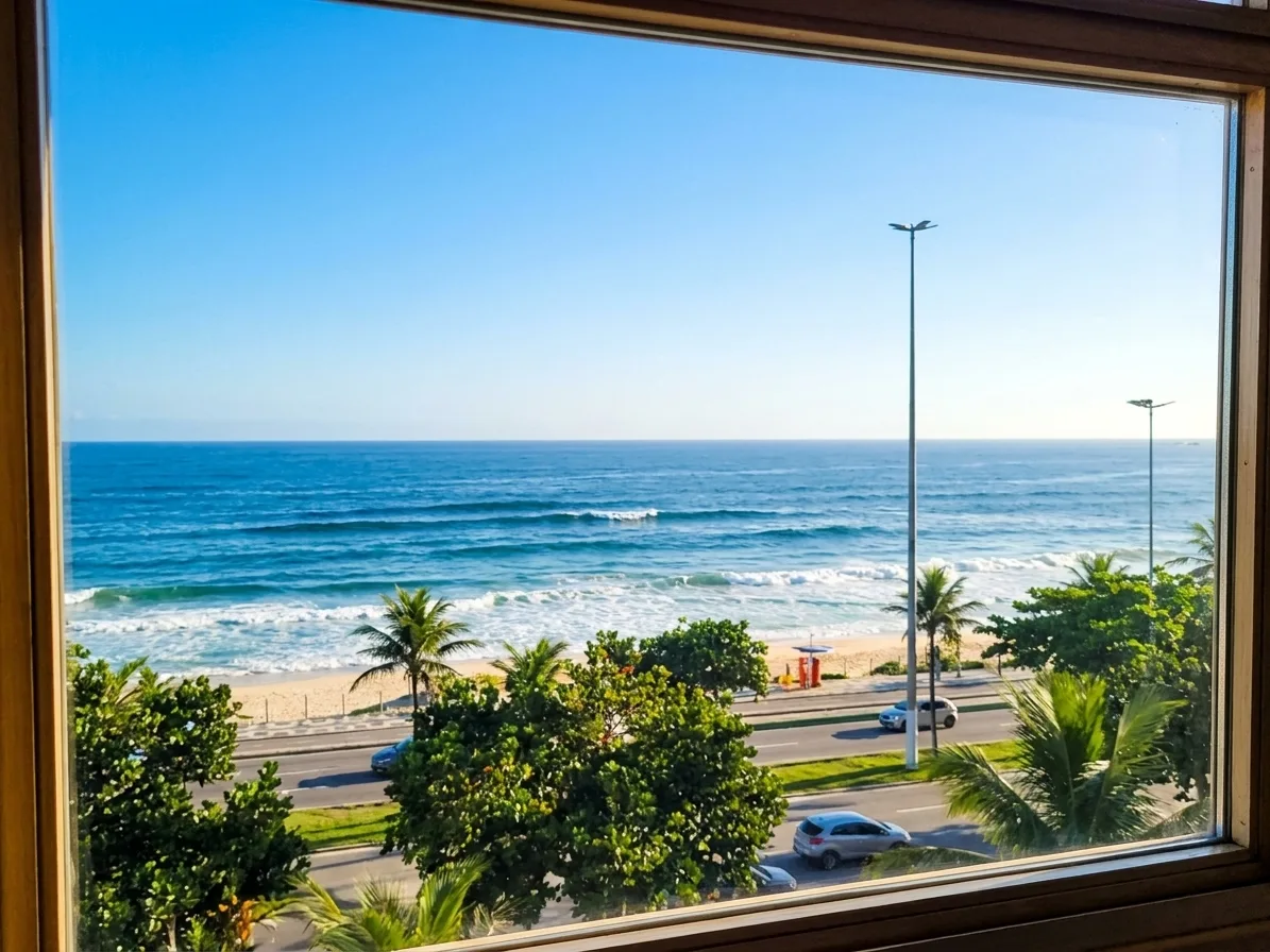 Vista frontal mar emoldurada pela janela do apartamento