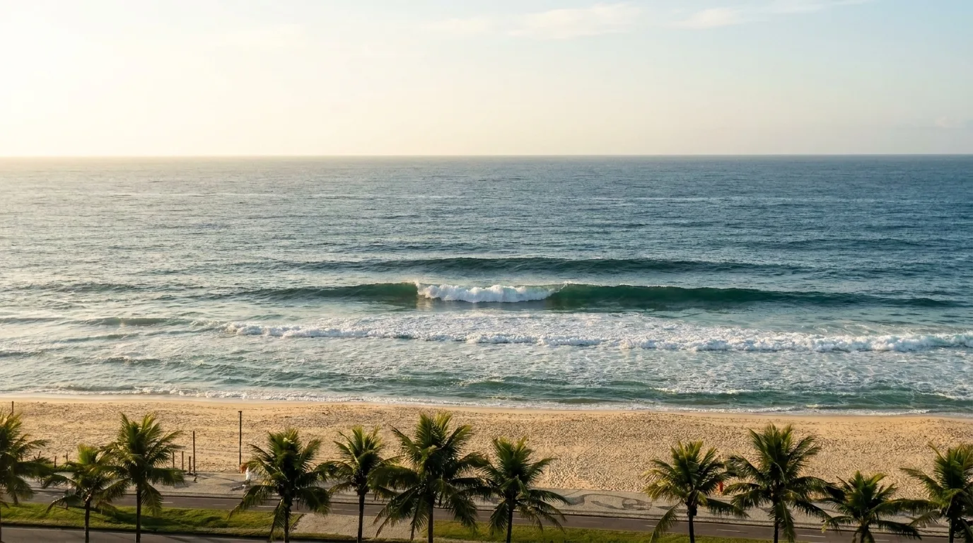 Praia da Barra da Tijuca ao entardecer com coqueiros