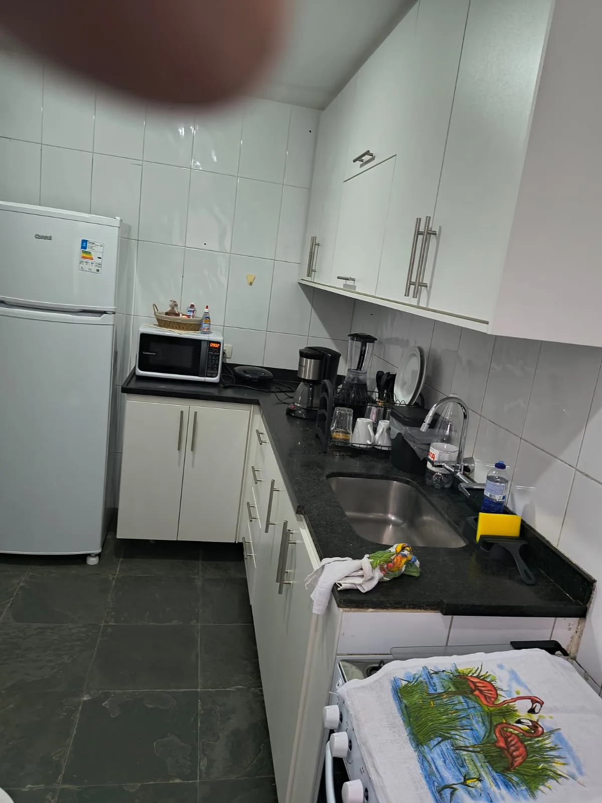 Cozinha planejada com armários e bancada