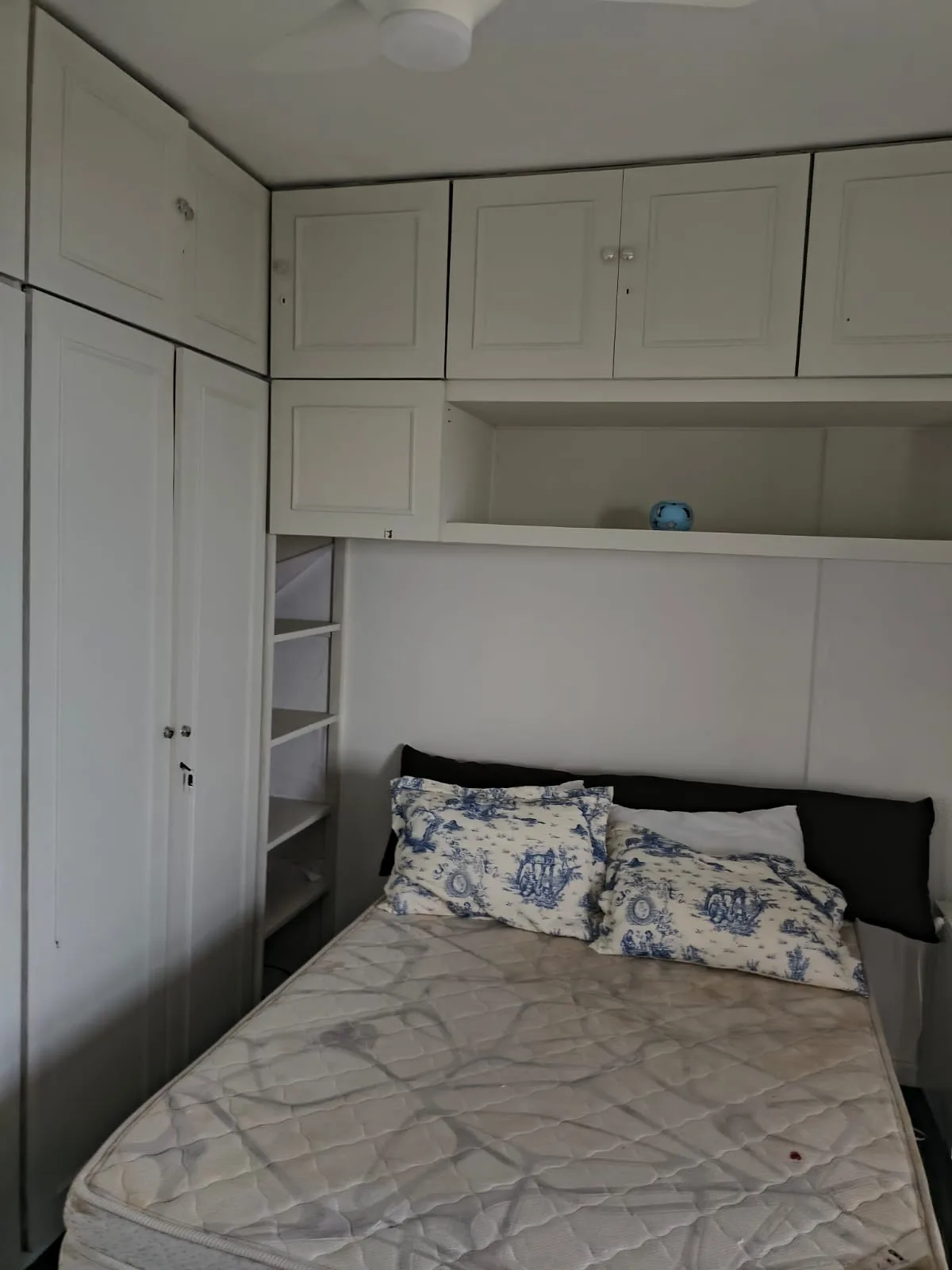 Suíte com armários planejados e cama de casal