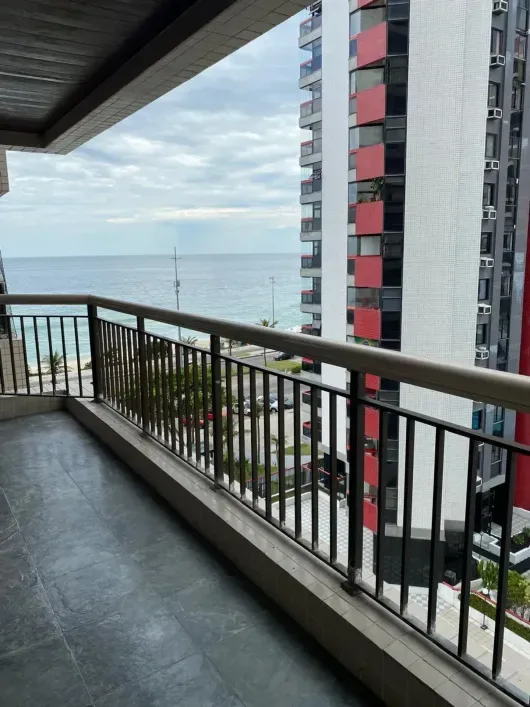 Golden Coast 65m² — Vista Tripla: Mar, Lagoa e Montanha