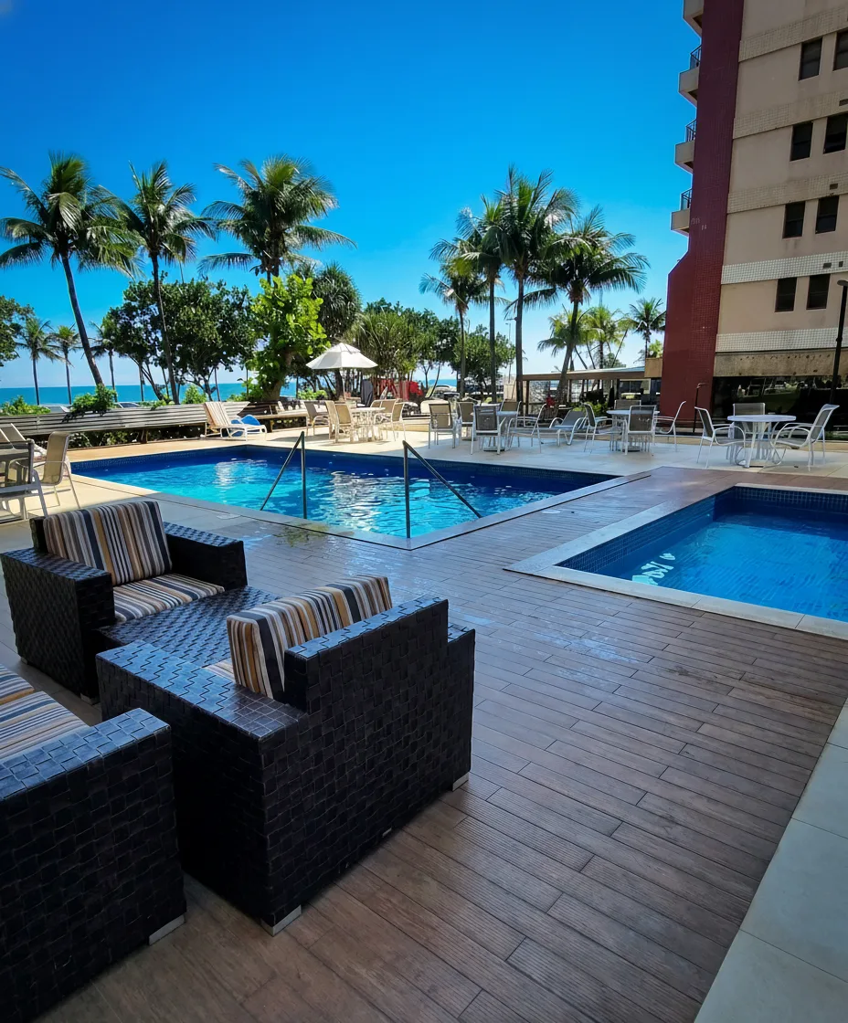Piscinas do condomínio com vista mar