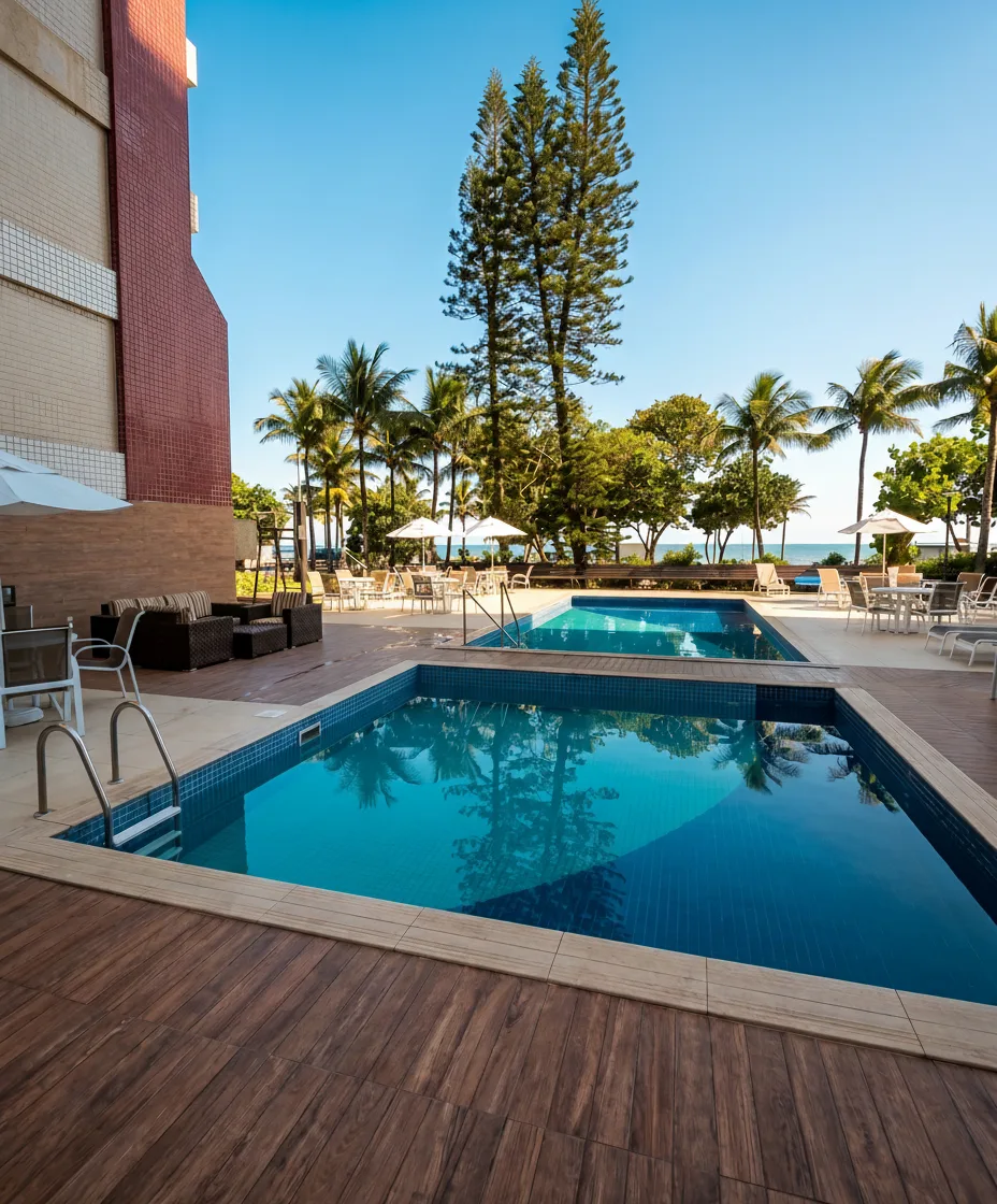 Área de piscinas e deck
