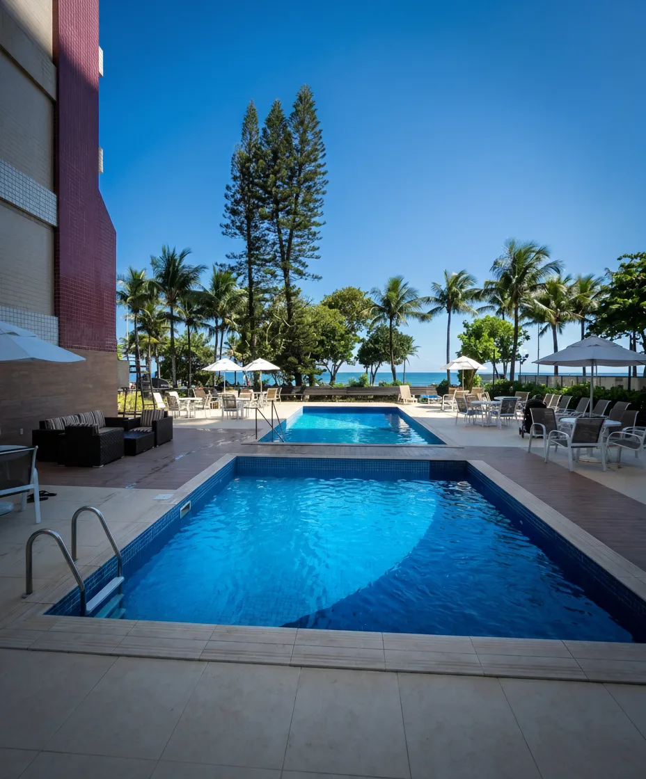 Piscina infantil e adulta com vista mar