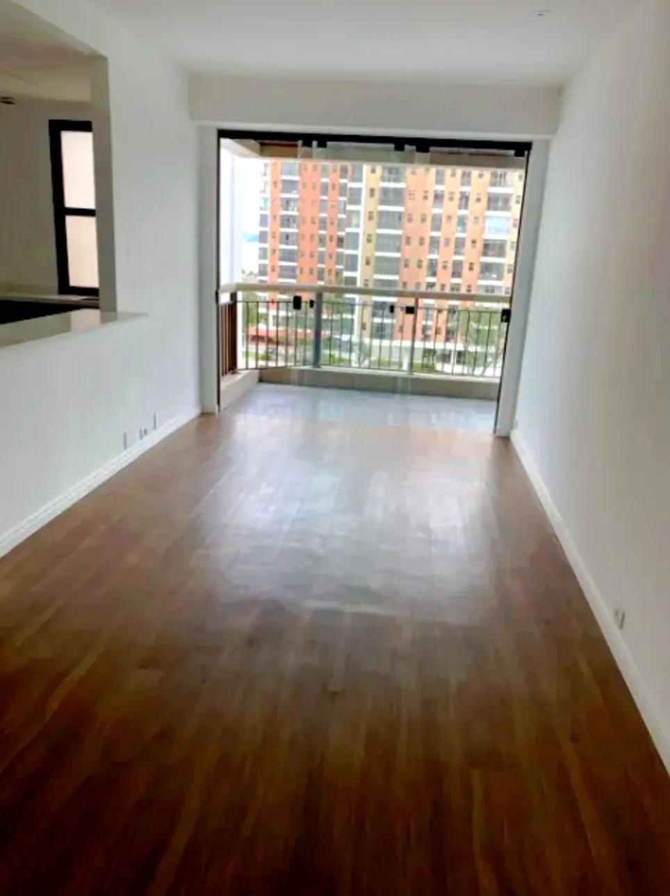Sala ampla com varanda e vista panorâmica