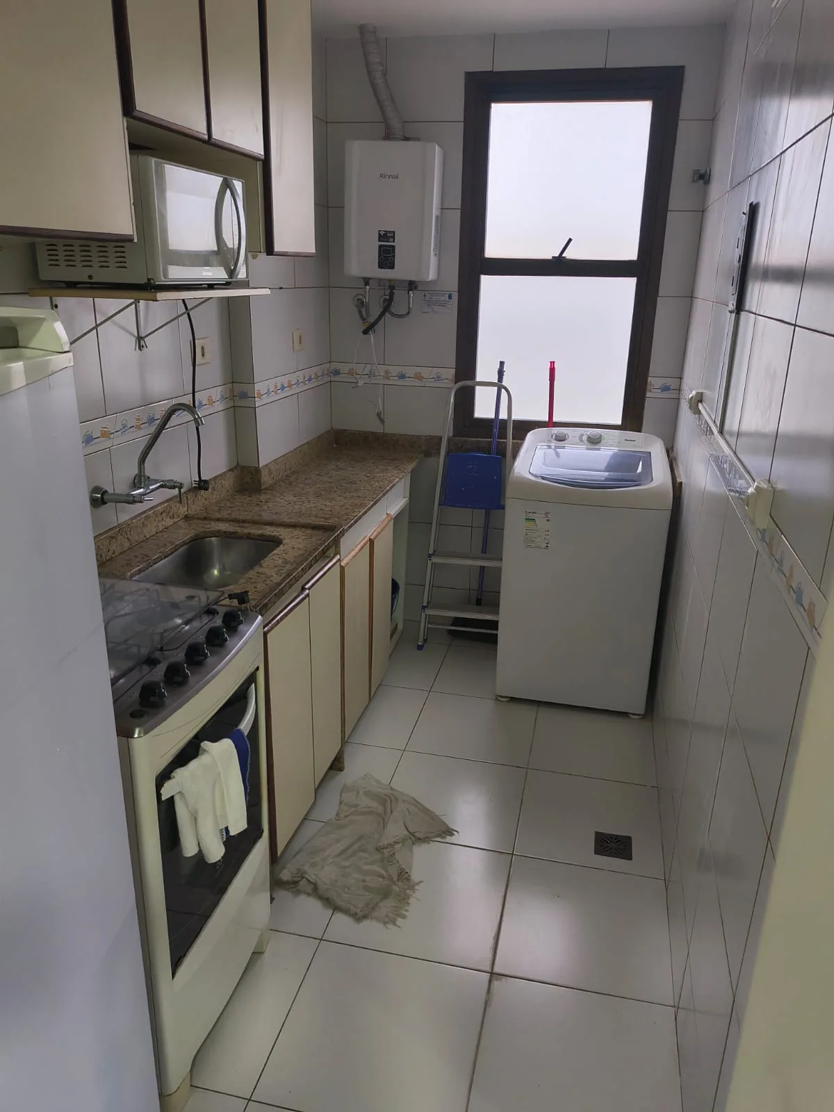Cozinha planejada com bancada em granito do apartamento Golden Coast Barra da Tijuca