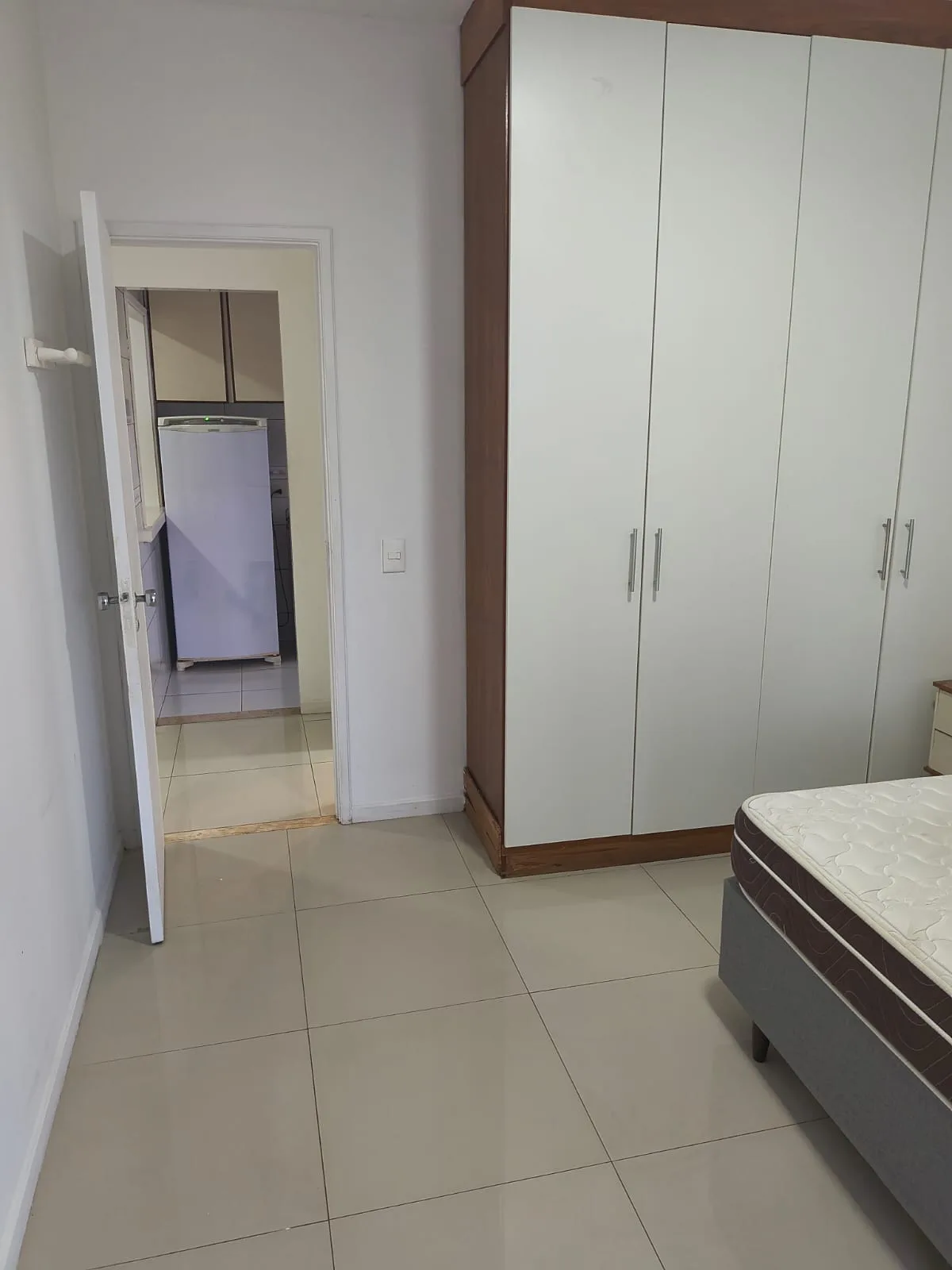 Quarto da suíte com armários planejados no apartamento Golden Coast Barra