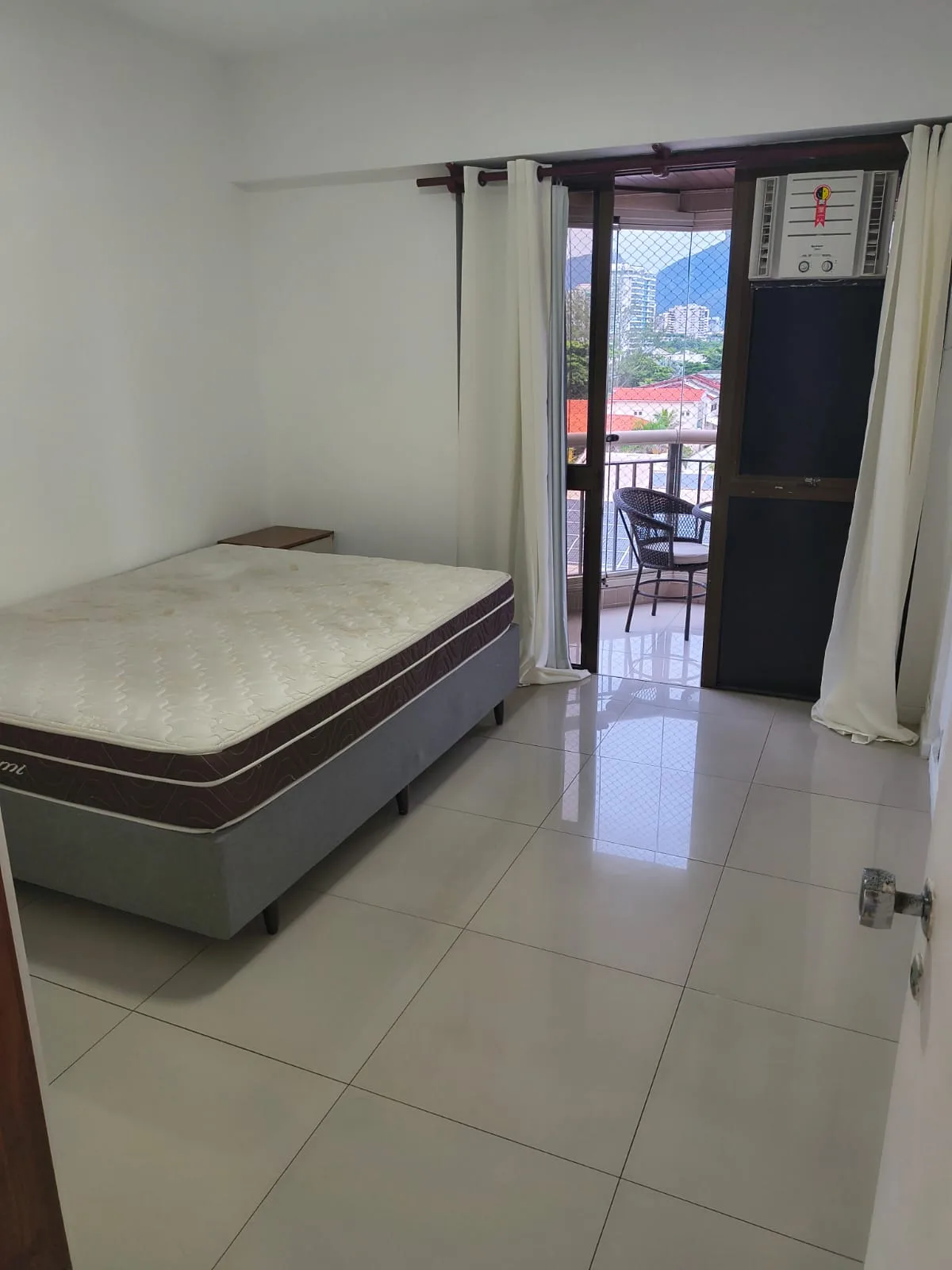 Suíte com acesso à varanda e vista mar no Golden Coast Barra da Tijuca