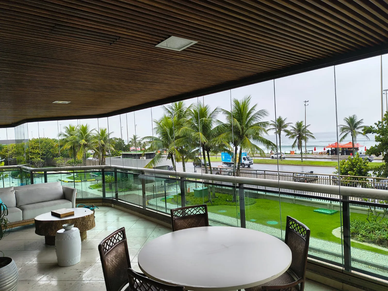 Golden Green 400m² — 4 Suítes, Frontal Mar
