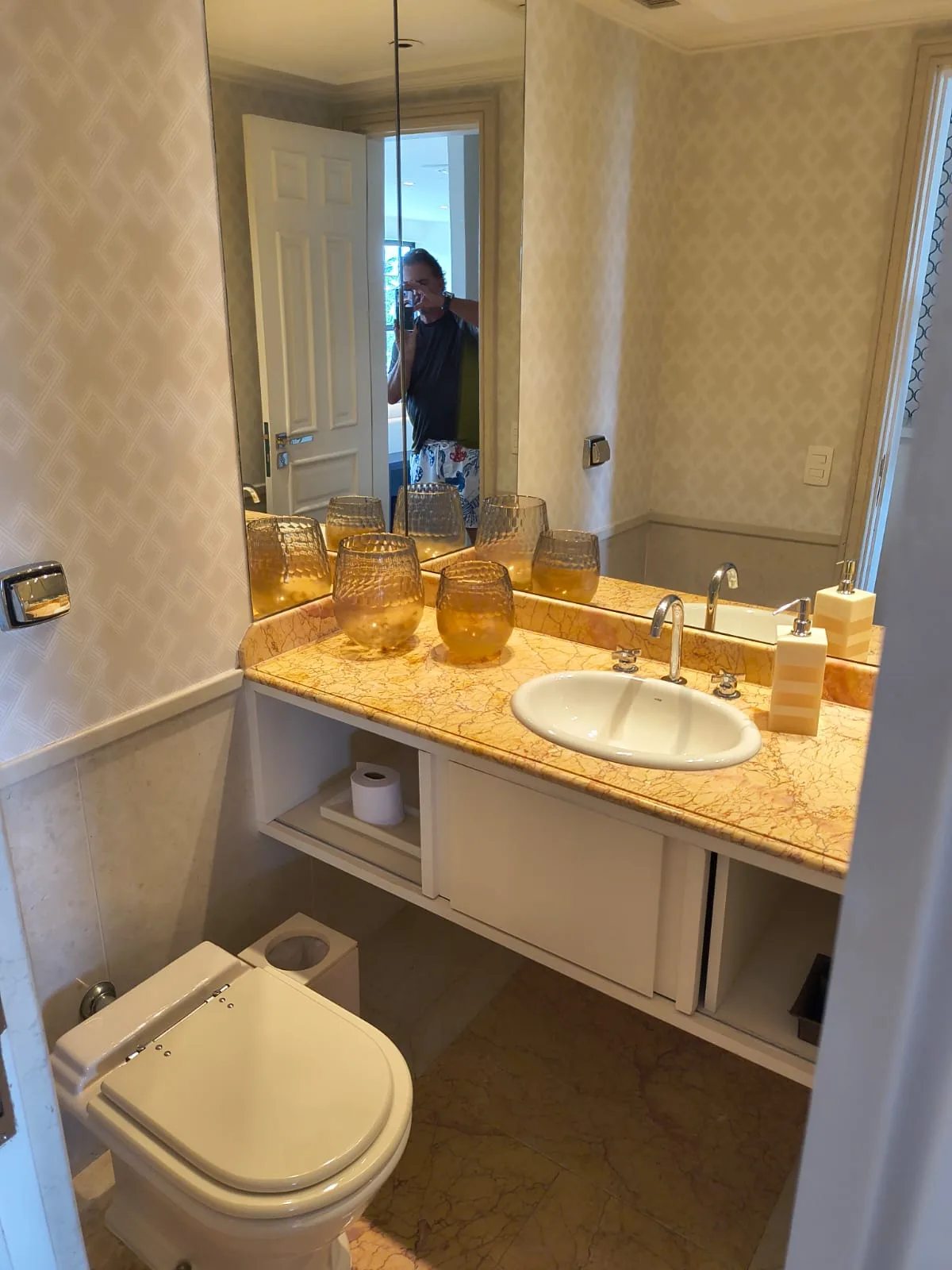 Lavabo com bancada em mármore