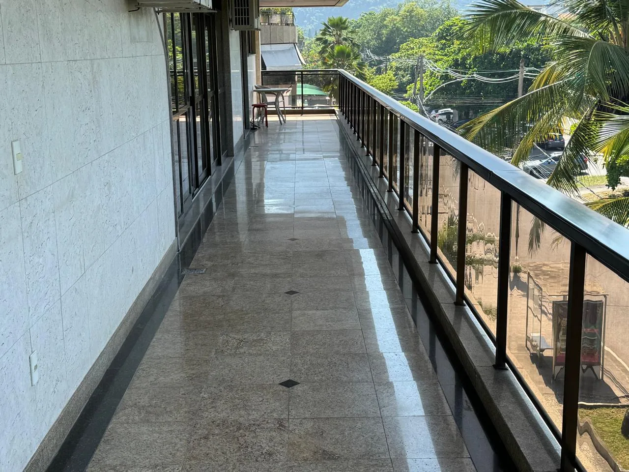 Mansão Linear 400m² — 4 Suítes, Jardim Oceânico