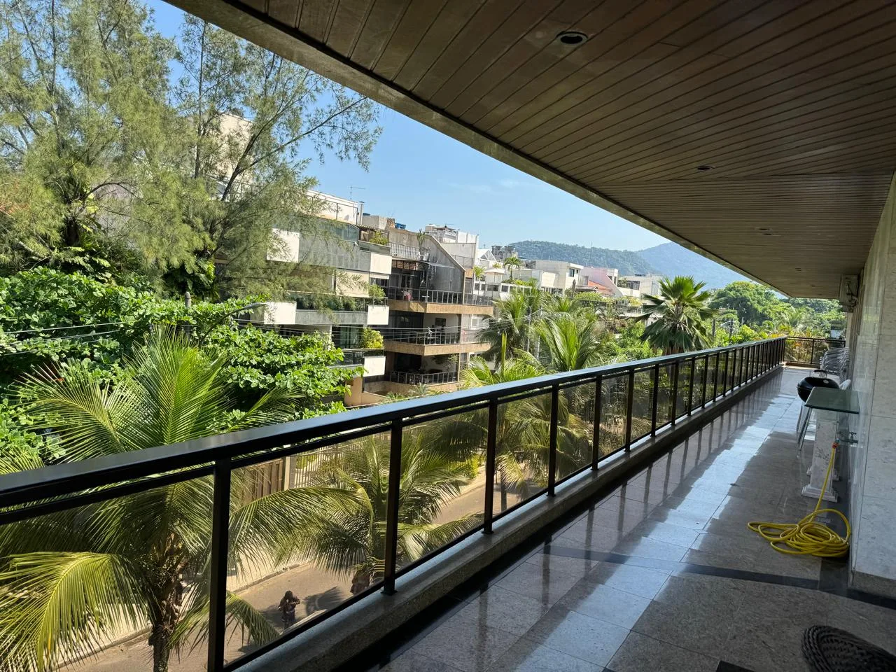 Varanda lateral com vista para copa das árvores