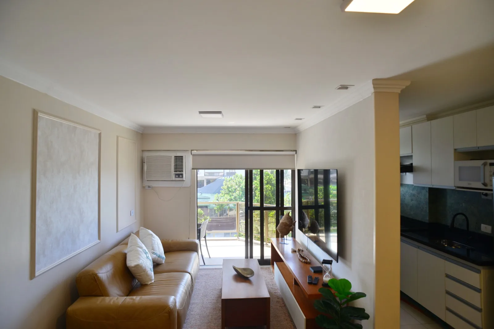 Sala com sofá e varanda com vista