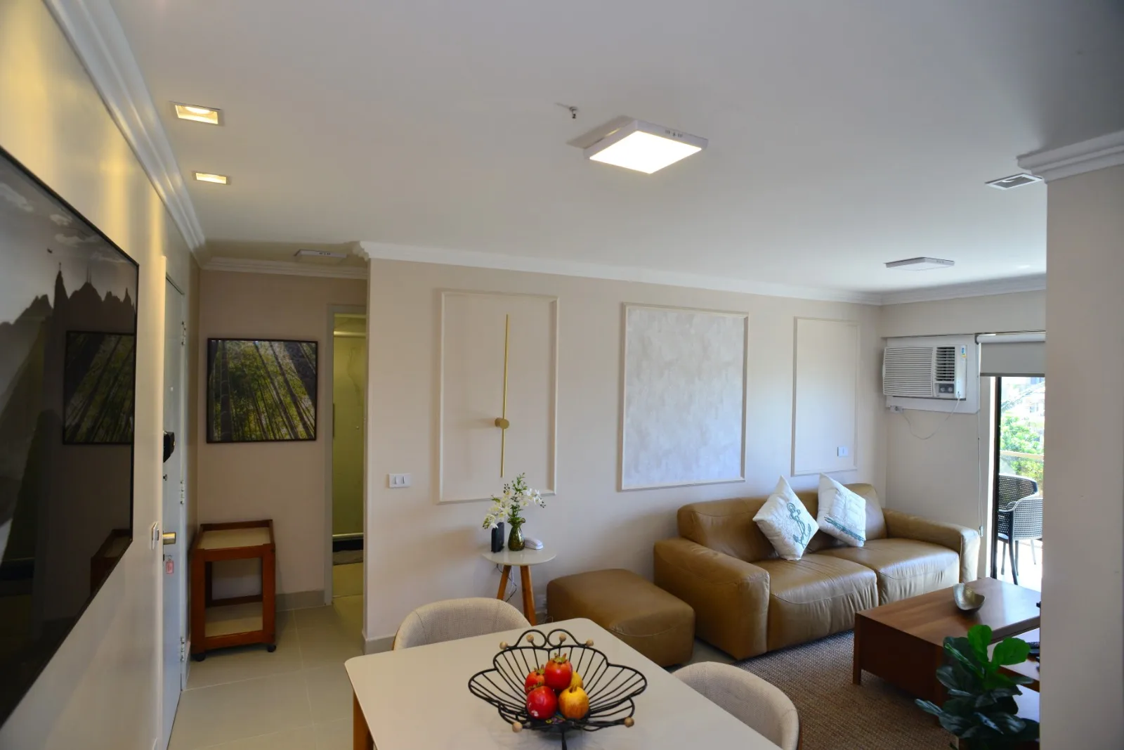 Sala ampla com decoração contemporânea