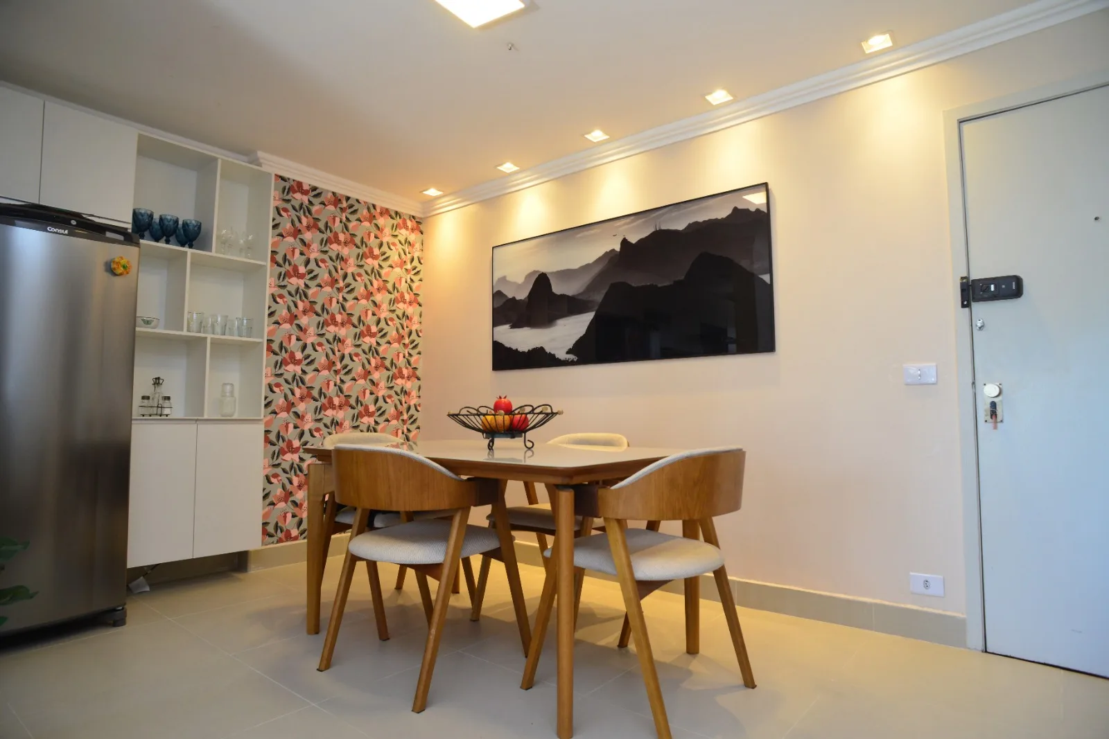 Sala de jantar com papel de parede floral