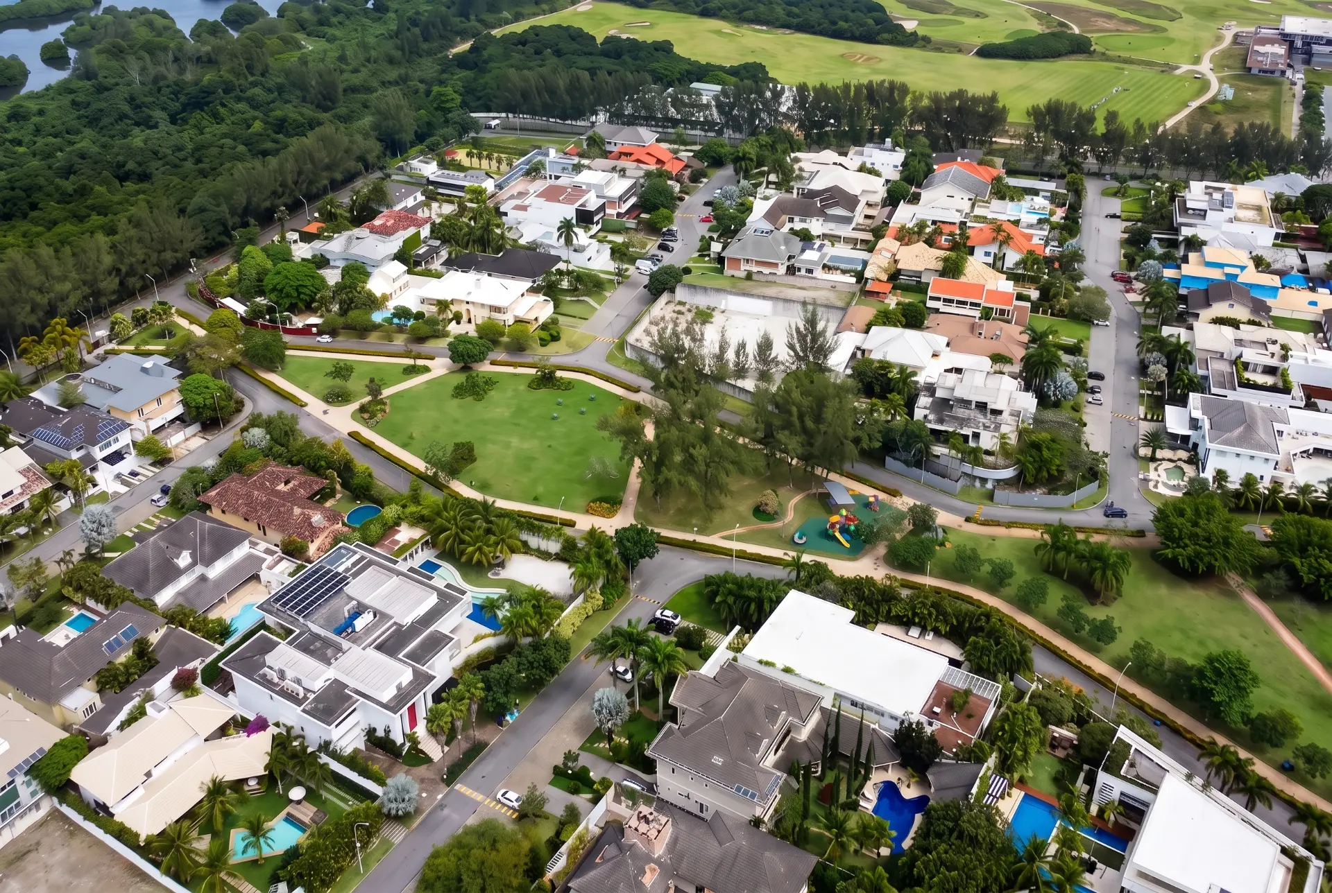 Vista aérea das casas do Condomínio Malibu com campo de golfe olímpico ao fundo
