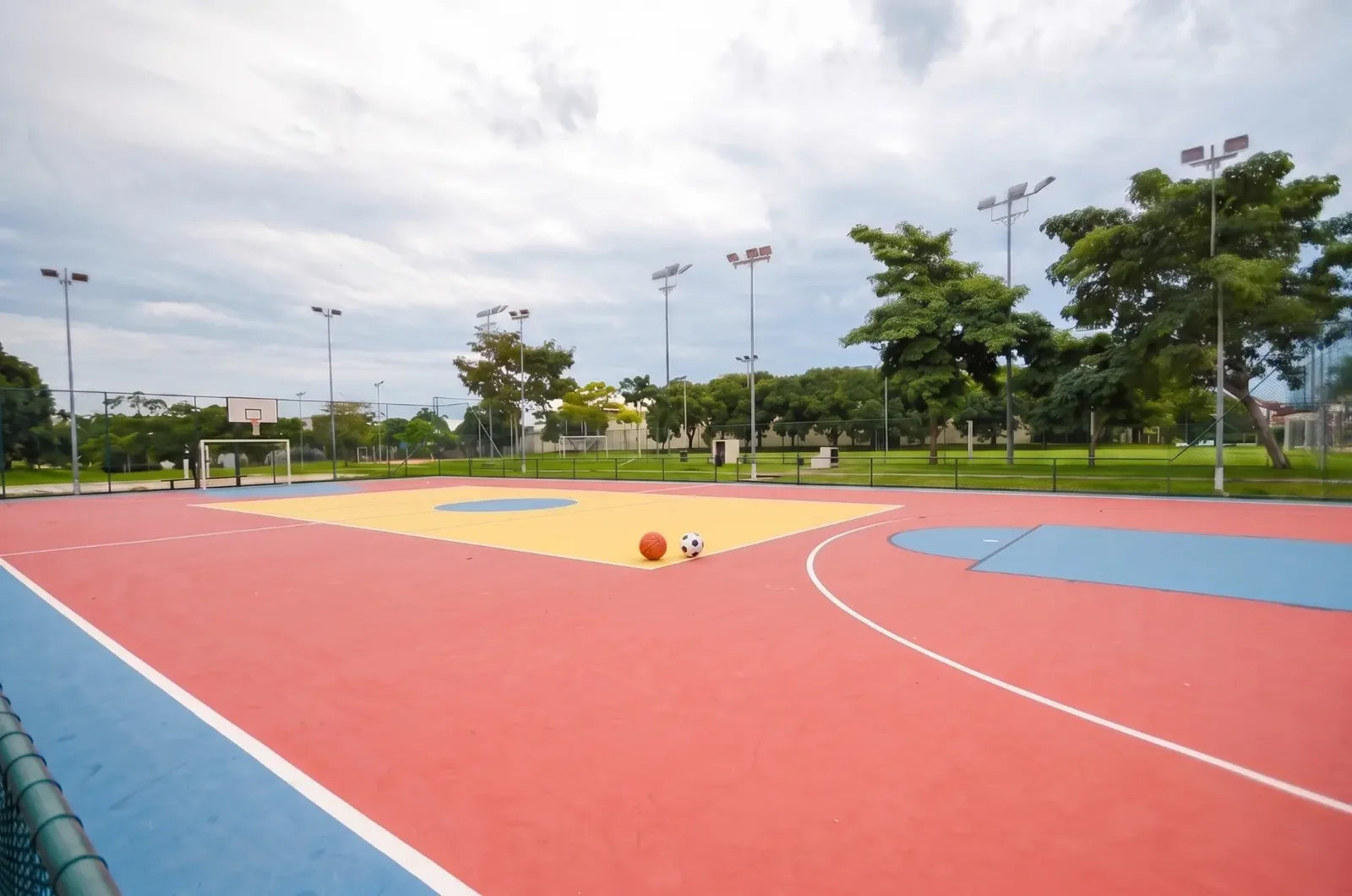 Quadra poliesportiva e campo de areia do clube interno do Condomínio Mansões Barra da Tijuca