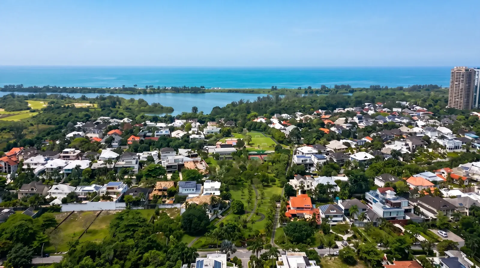 Vista aérea do Condomínio Mansões Barra da Tijuca com Lagoa de Marapendi e Praia da Reserva ao fundo