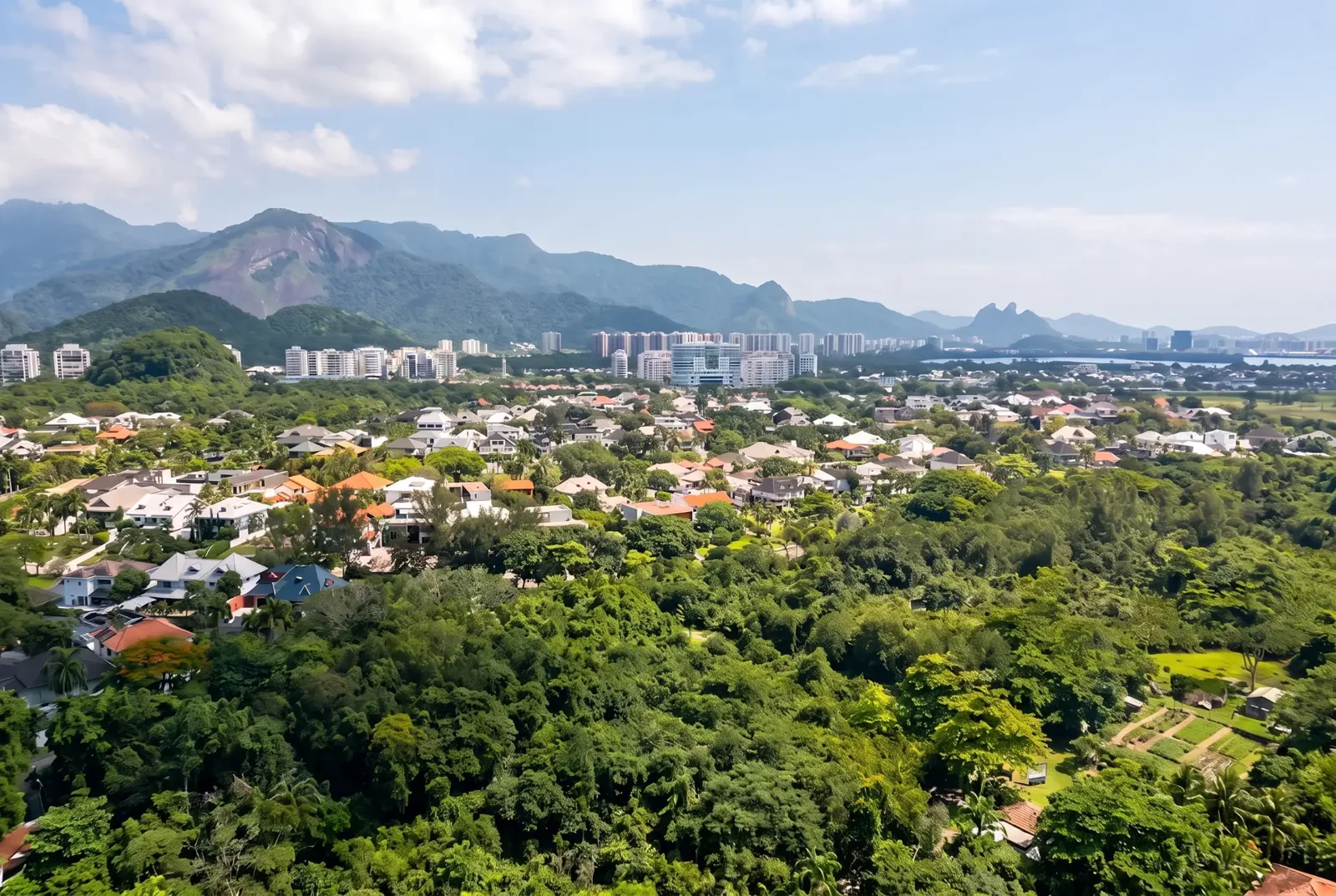 Vista aérea do Condomínio Mansões com Maciço da Tijuca e Pedra da Gávea ao fundo