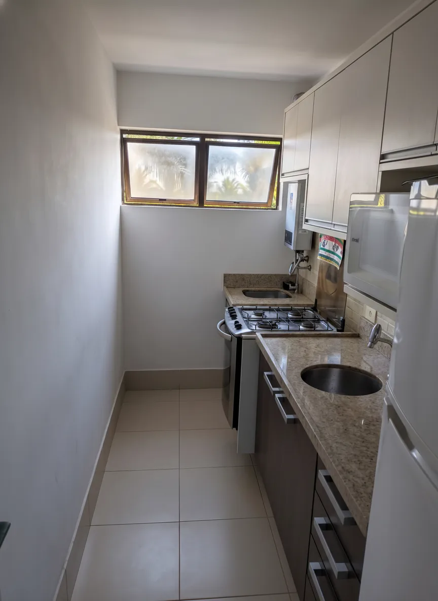 Cozinha com armários e janela
